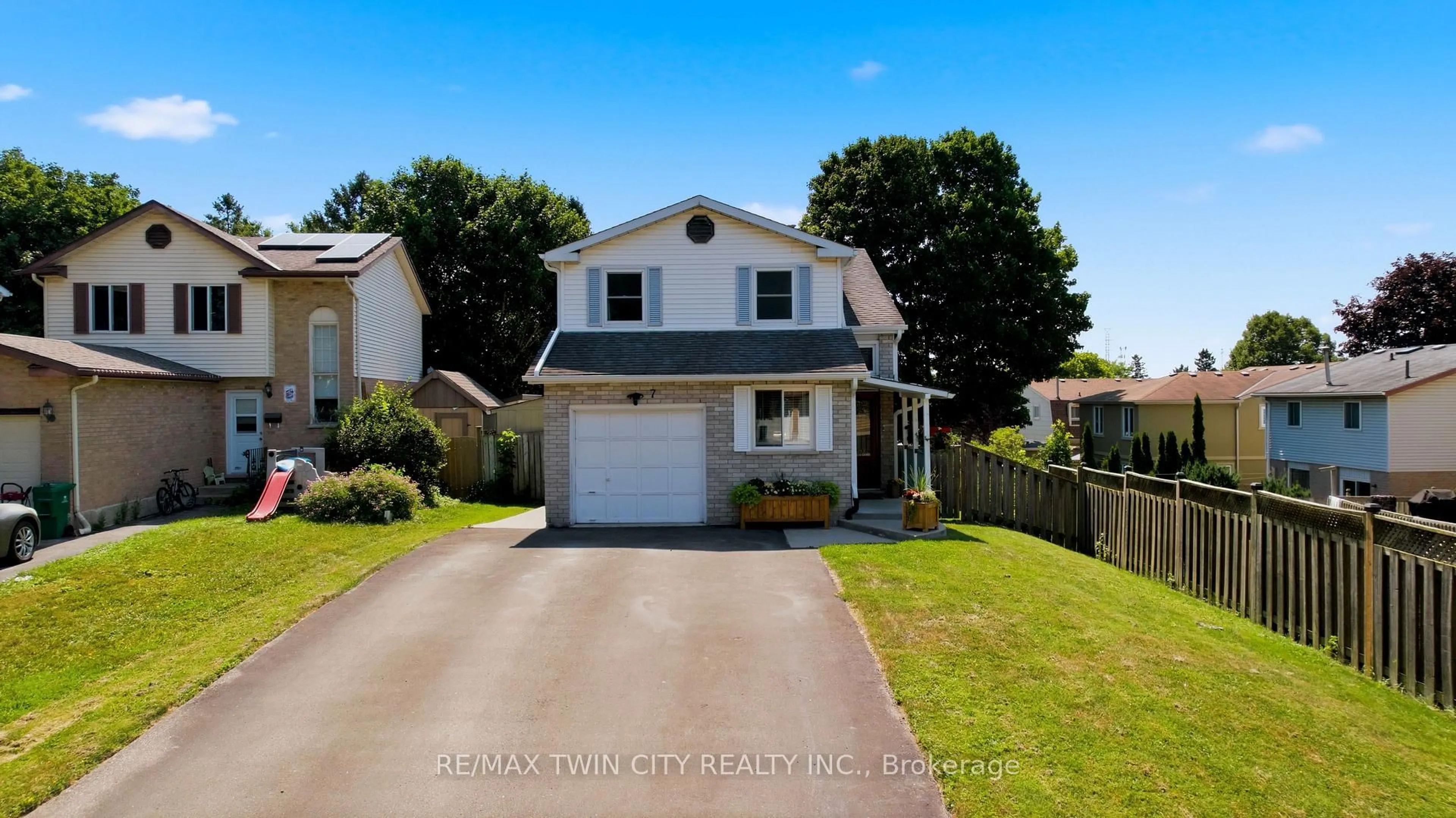 Home with vinyl exterior material, street for 7 Glendan Crt, Cambridge Ontario N1R 7N4