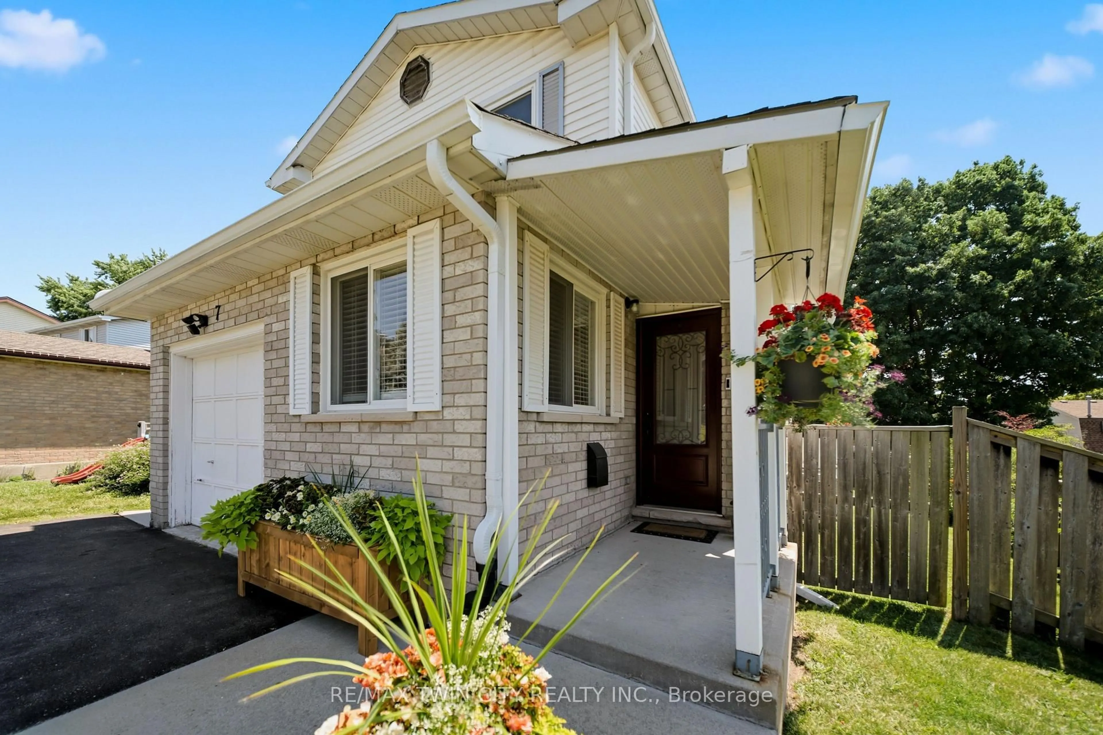 Unknown for 7 Glendan Crt, Cambridge Ontario N1R 7N4