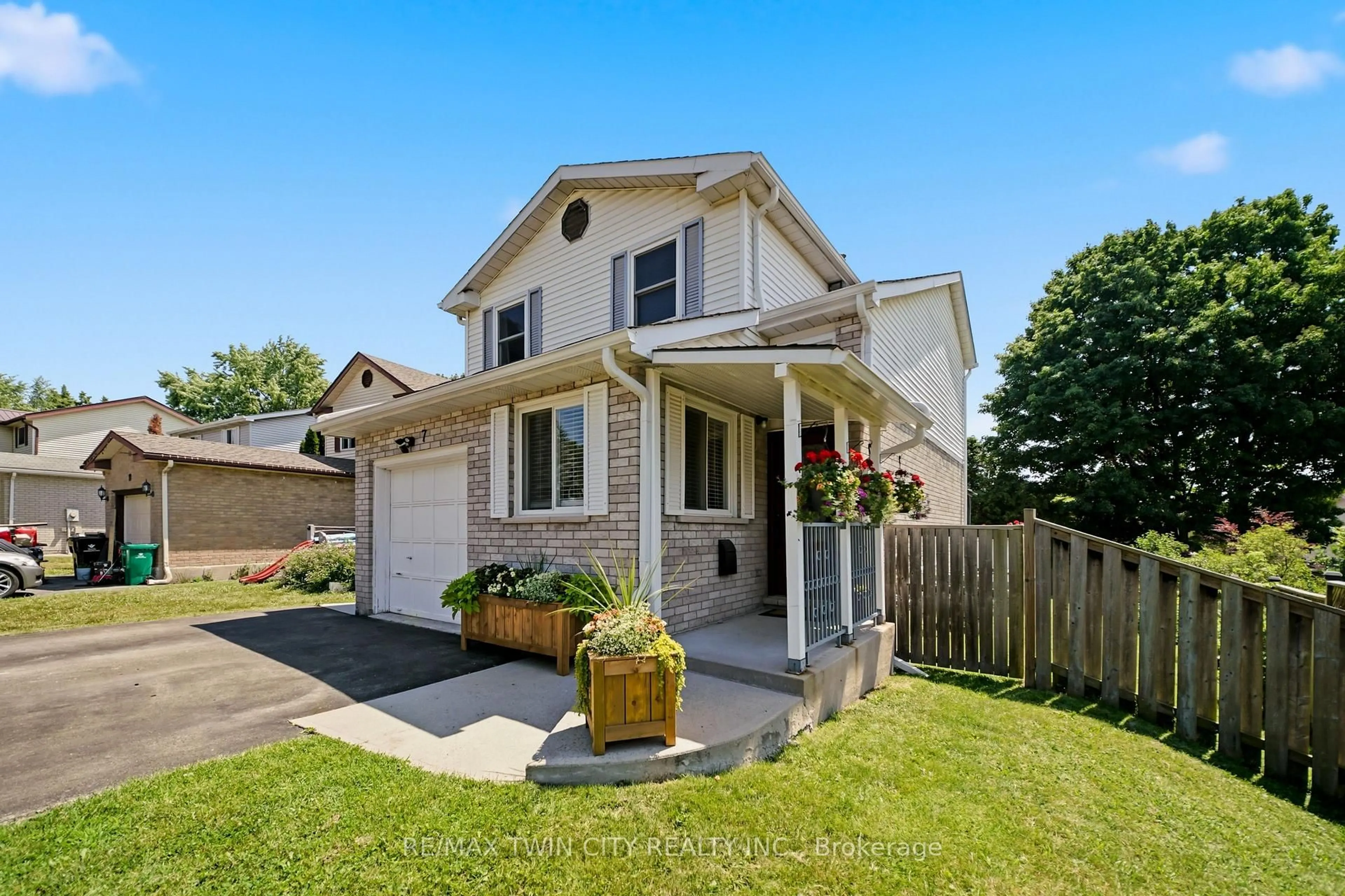 Home with vinyl exterior material, street for 7 Glendan Crt, Cambridge Ontario N1R 7N4