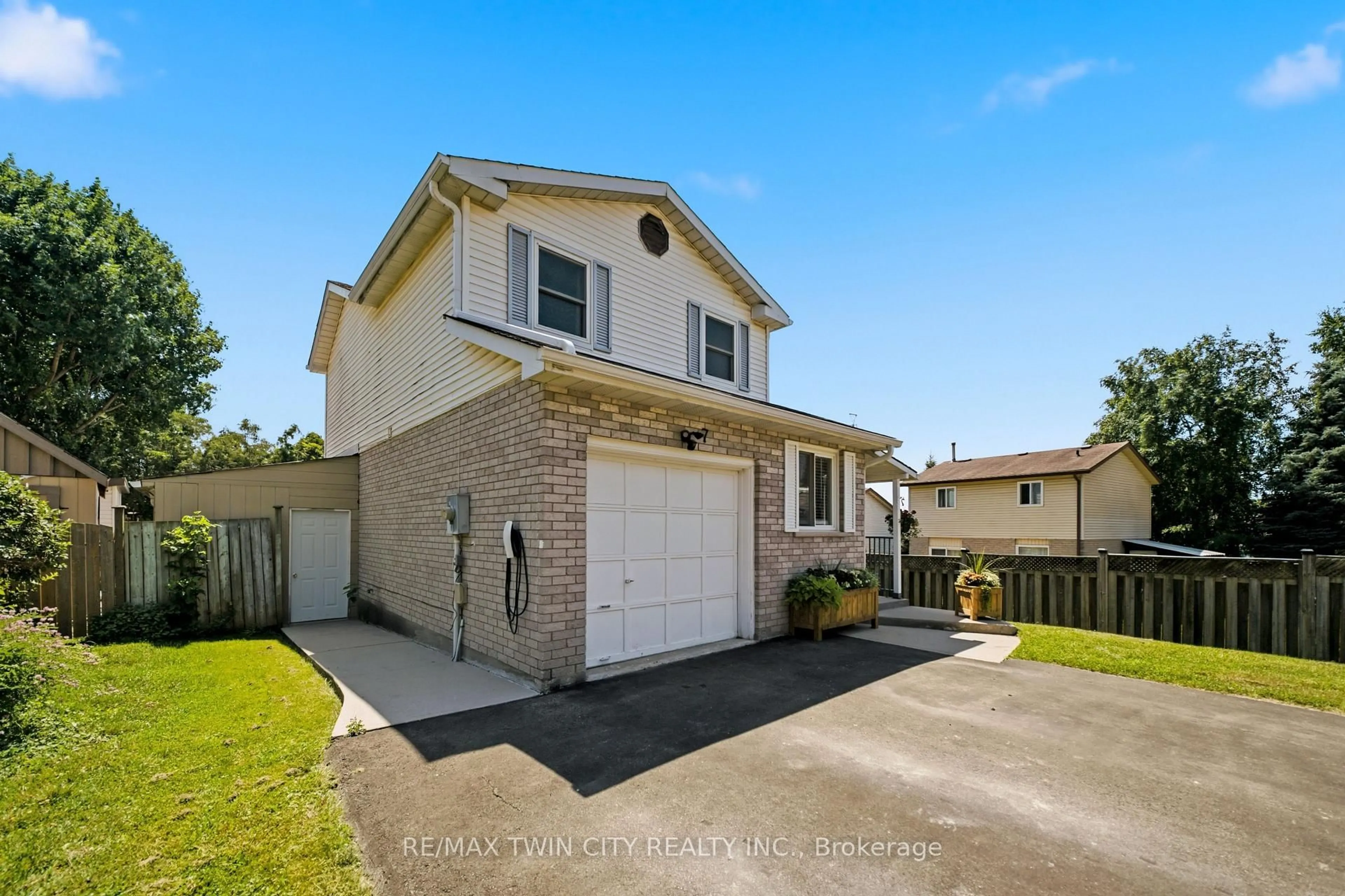 Home with vinyl exterior material, street for 7 Glendan Crt, Cambridge Ontario N1R 7N4