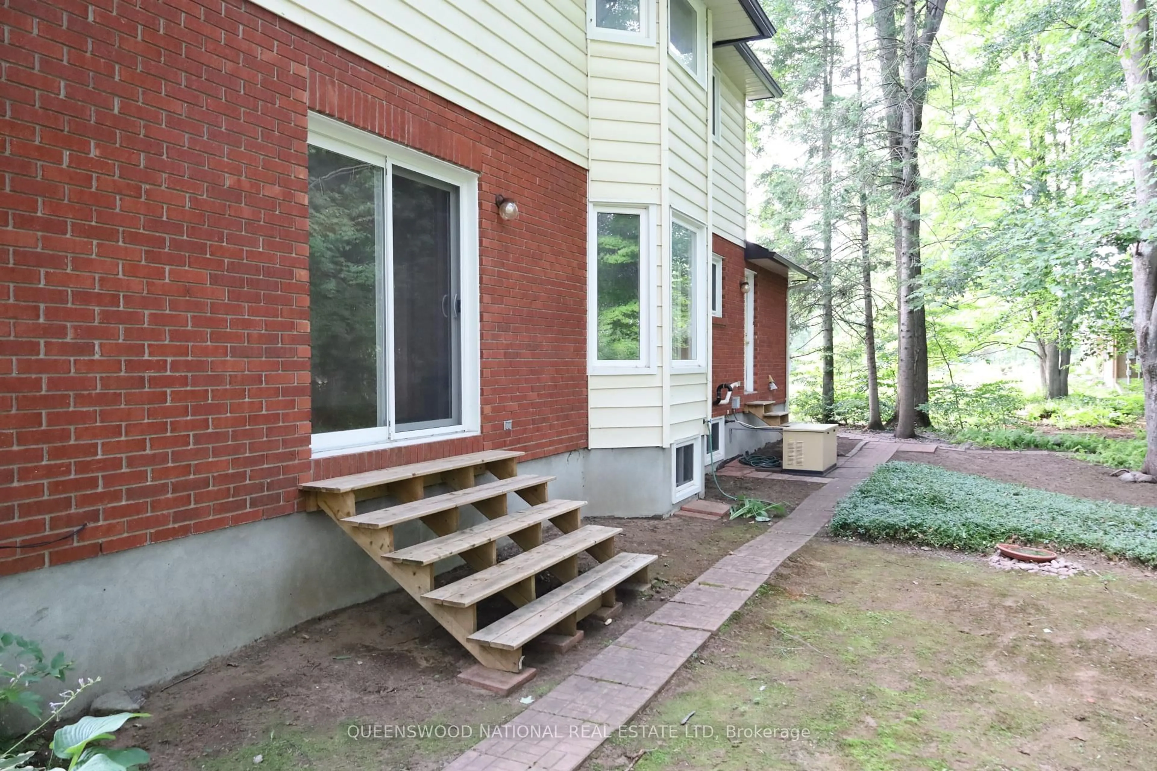 Patio, unknown for 1080 Sunnydale St, Ottawa Ontario K4B 1N6