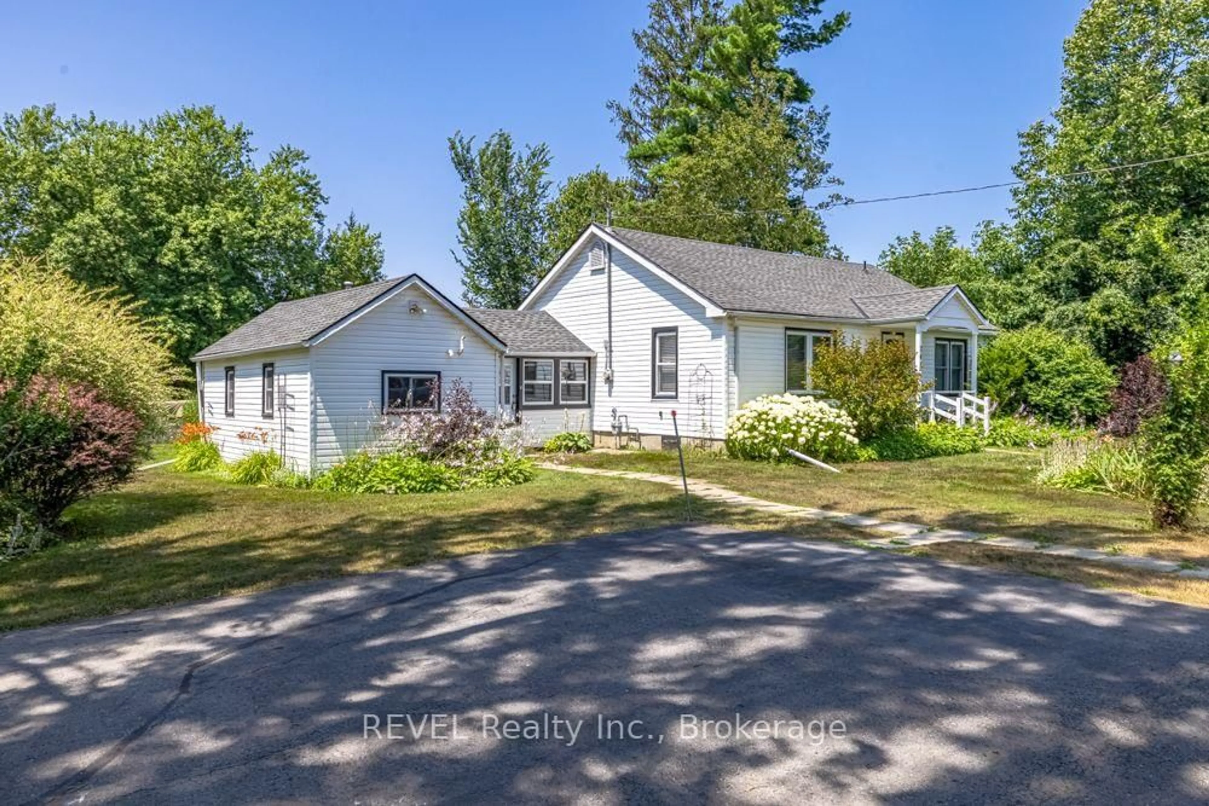A pic from outside/outdoor area/front of a property/back of a property/a pic from drone, street for 247 Nicolas Rd, Fort Erie Ontario L0S 1N0