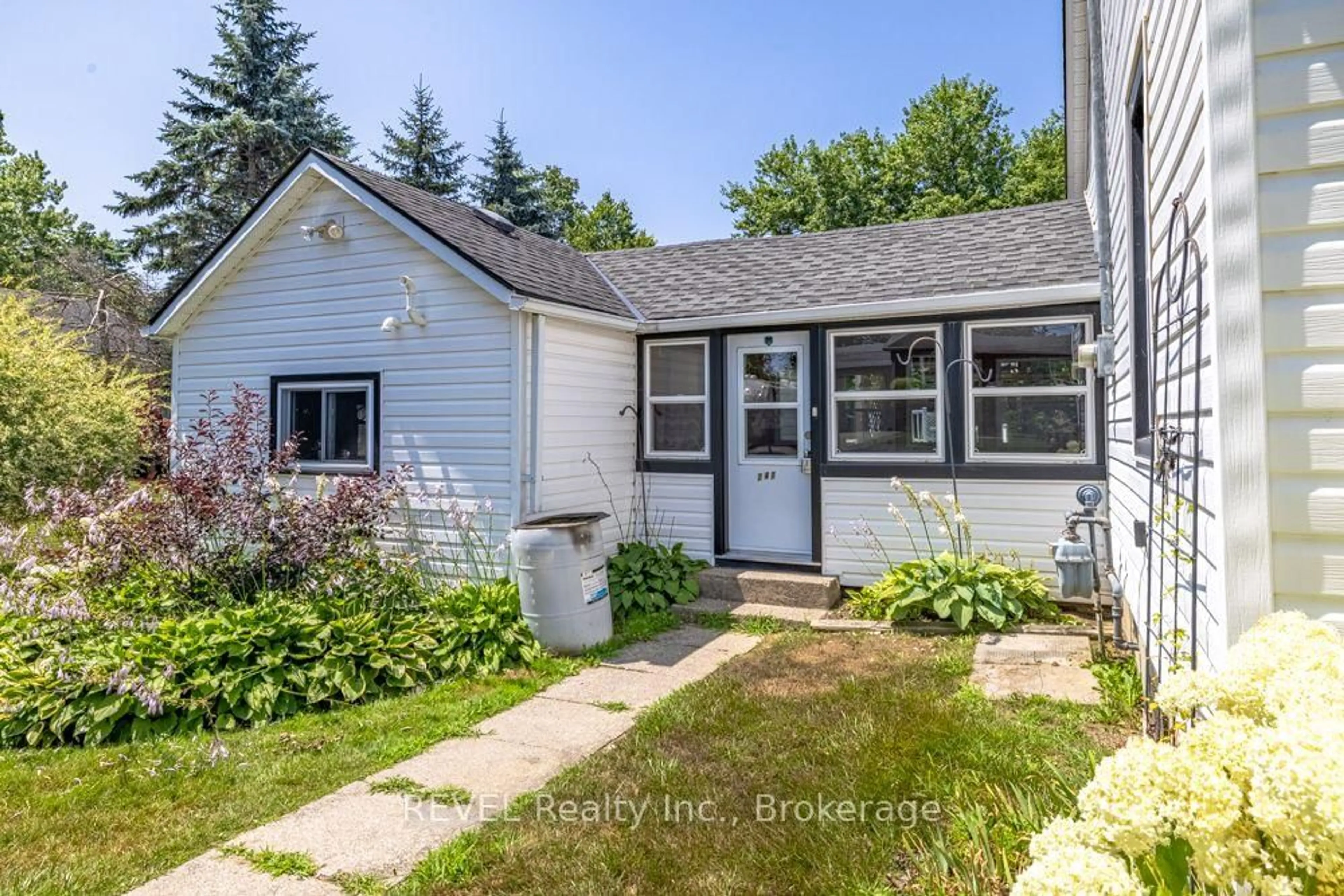 A pic from outside/outdoor area/front of a property/back of a property/a pic from drone, street for 247 Nicolas Rd, Fort Erie Ontario L0S 1N0