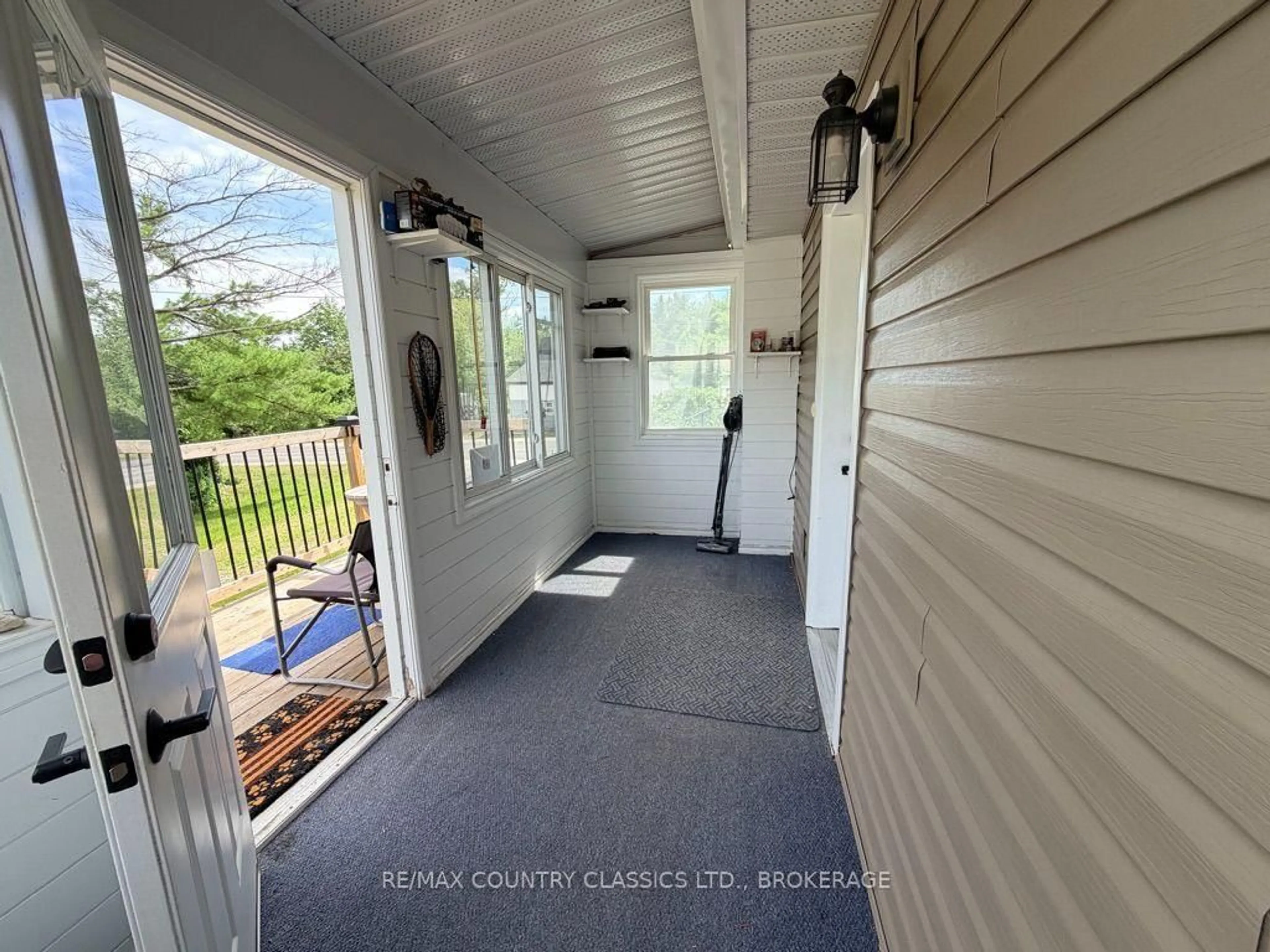 Indoor entryway for 10131 Highway 41, Kaladar Ontario K0H 1Z0