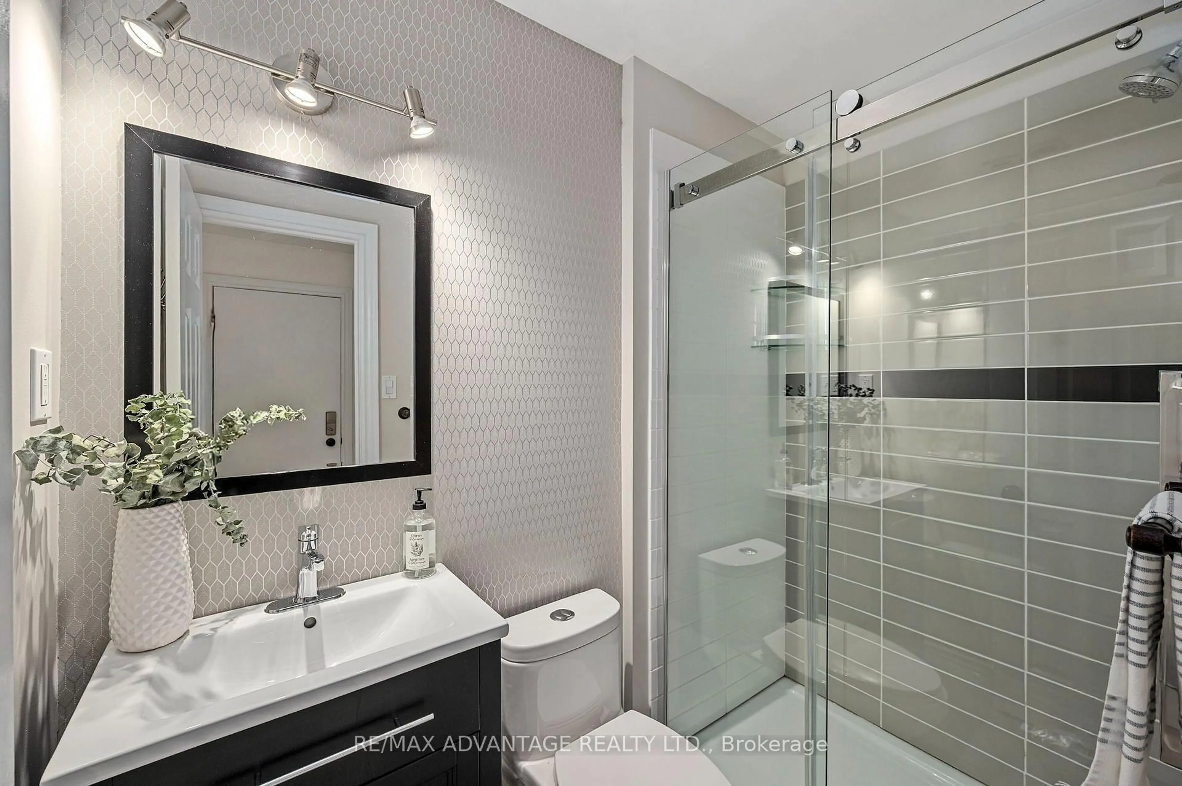 Contemporary bathroom, ceramic/tile floor for 12 Spencer Cres, London North Ontario N5X 2K6