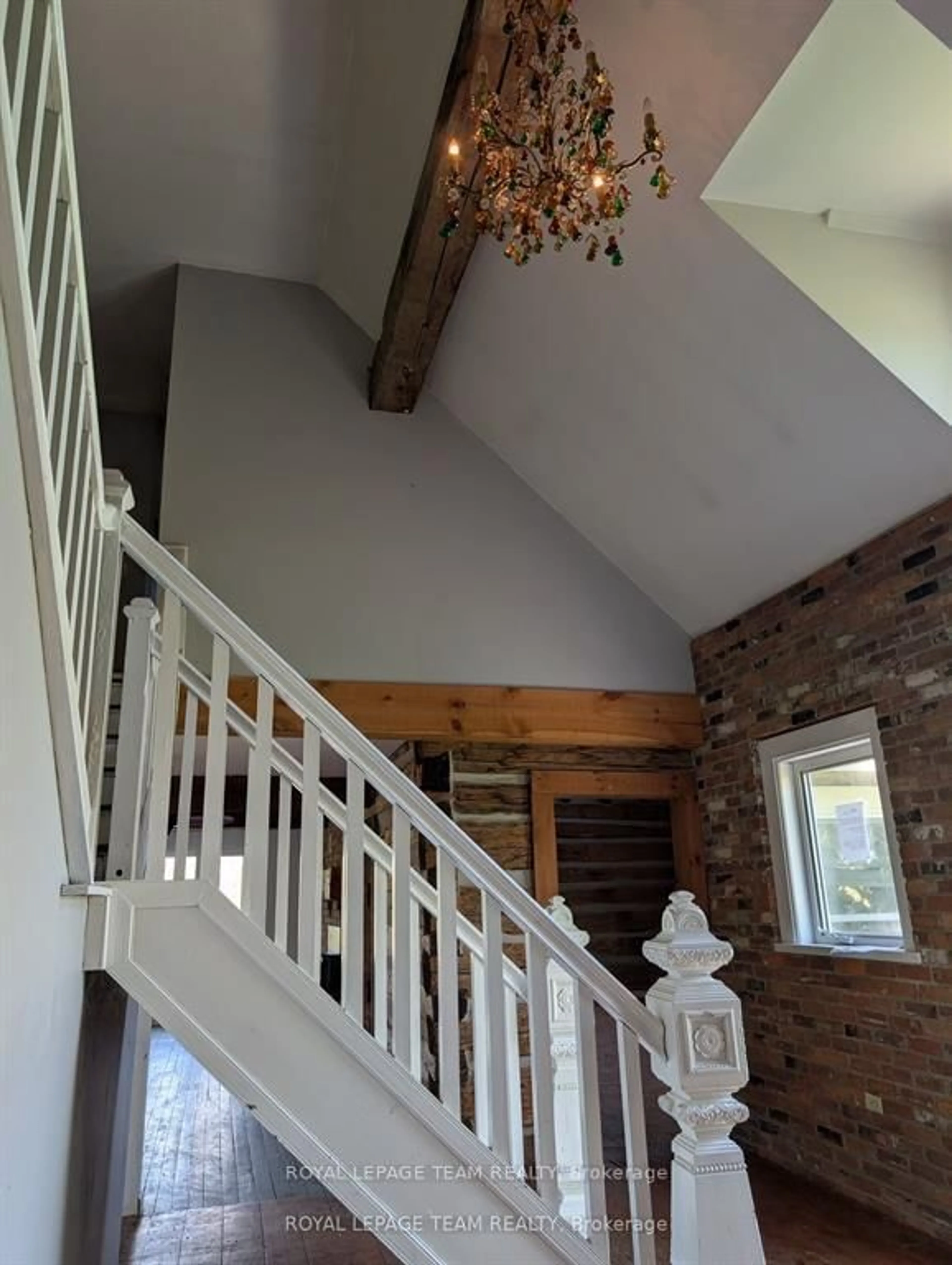Indoor foyer for 9741 Canoe Lake Rd, Godfrey Ontario K0H 1T0