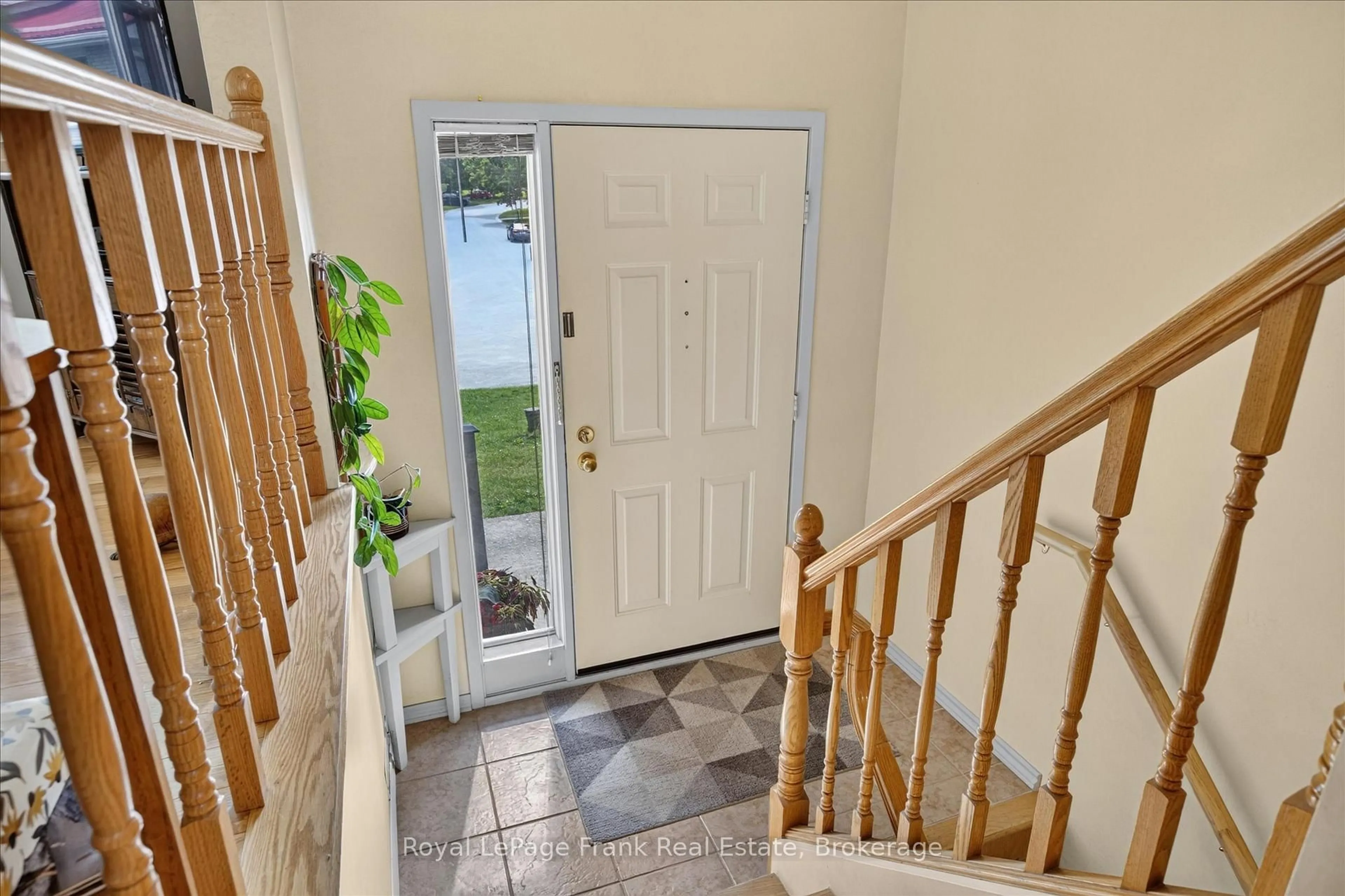 Indoor entryway for 18 Redwood Crt, Peterborough Ontario K9K 1M5