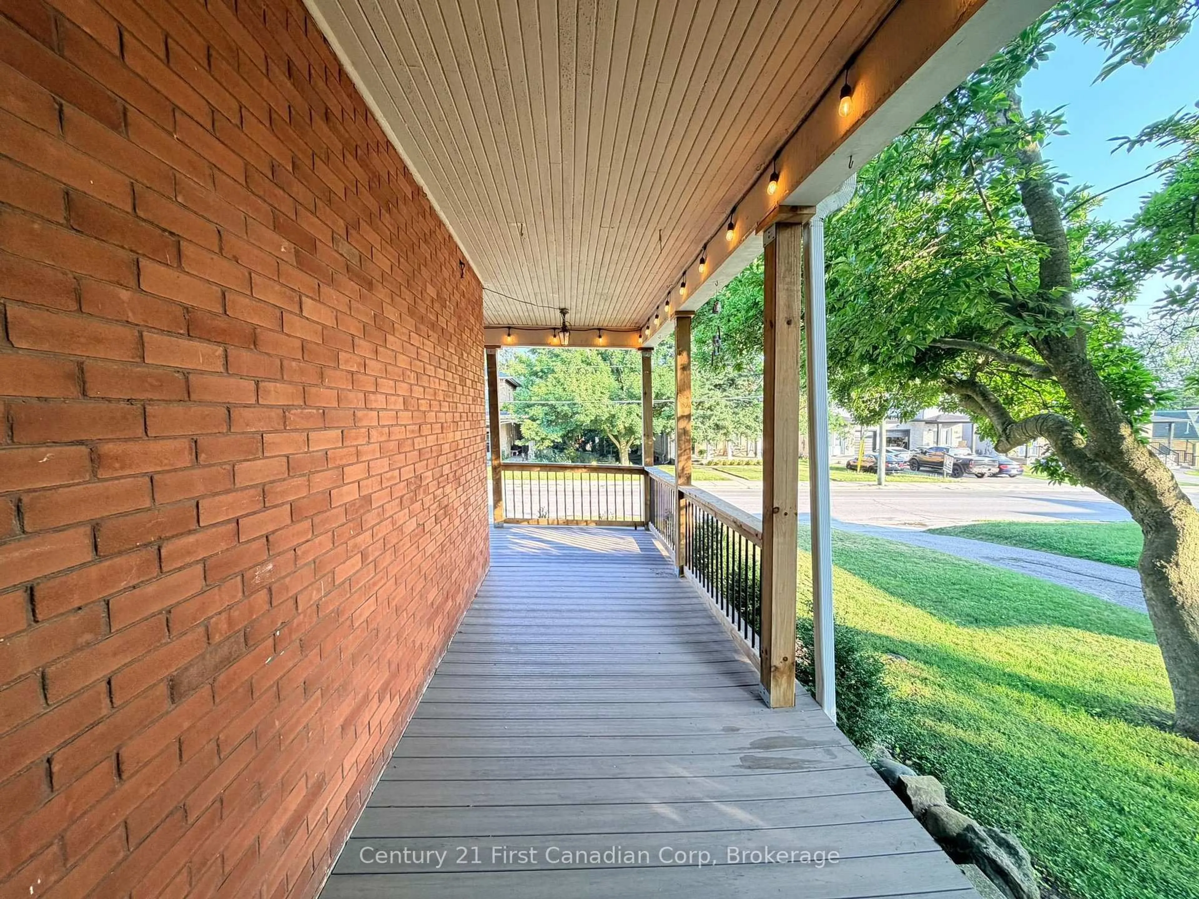 Patio, street for 131 King St, Ingersoll Ontario N5C 1G8