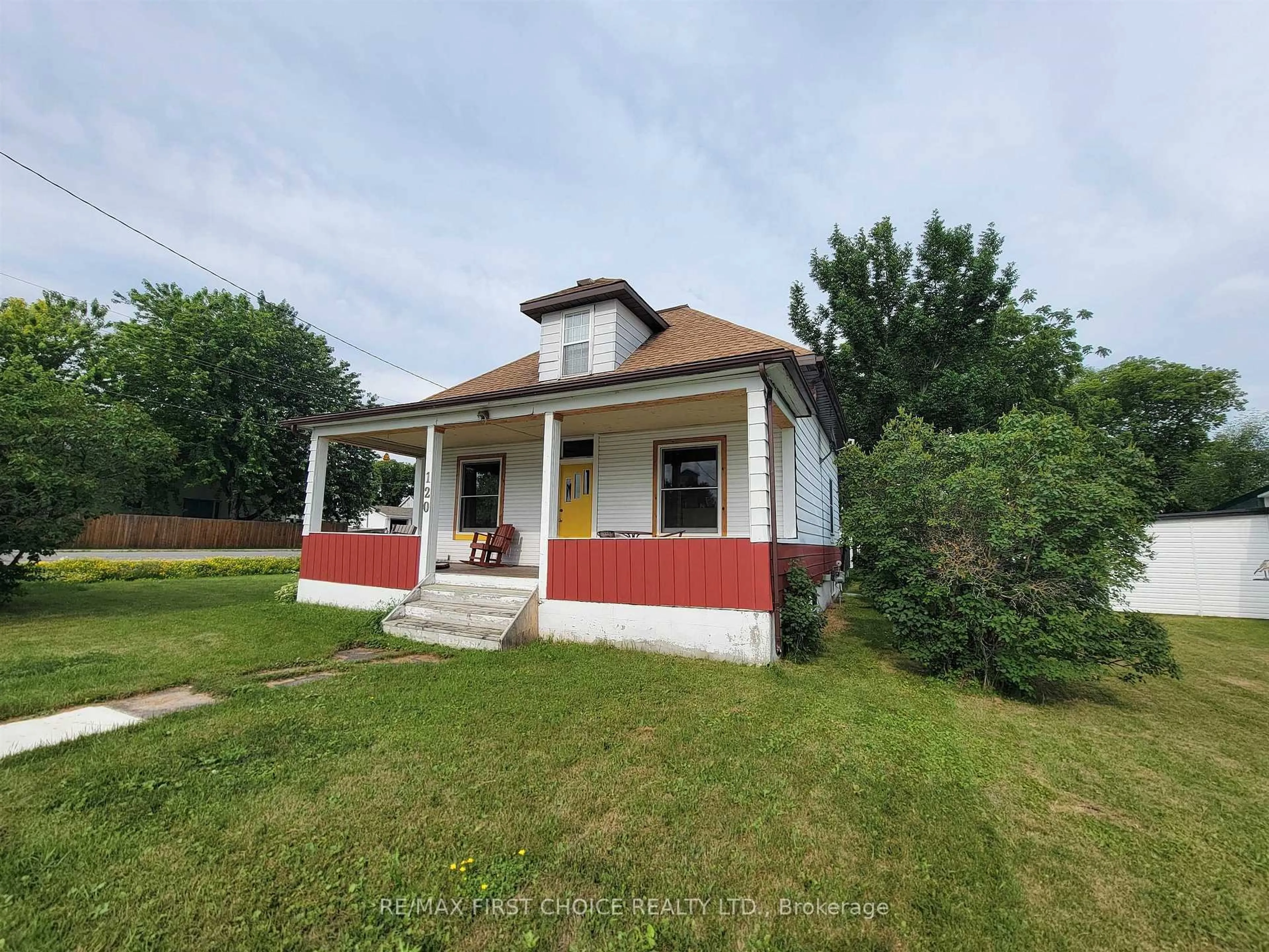 A pic from outside/outdoor area/front of a property/back of a property/a pic from drone, building for 120 Third St, Rainy River Ontario P0W 1L0