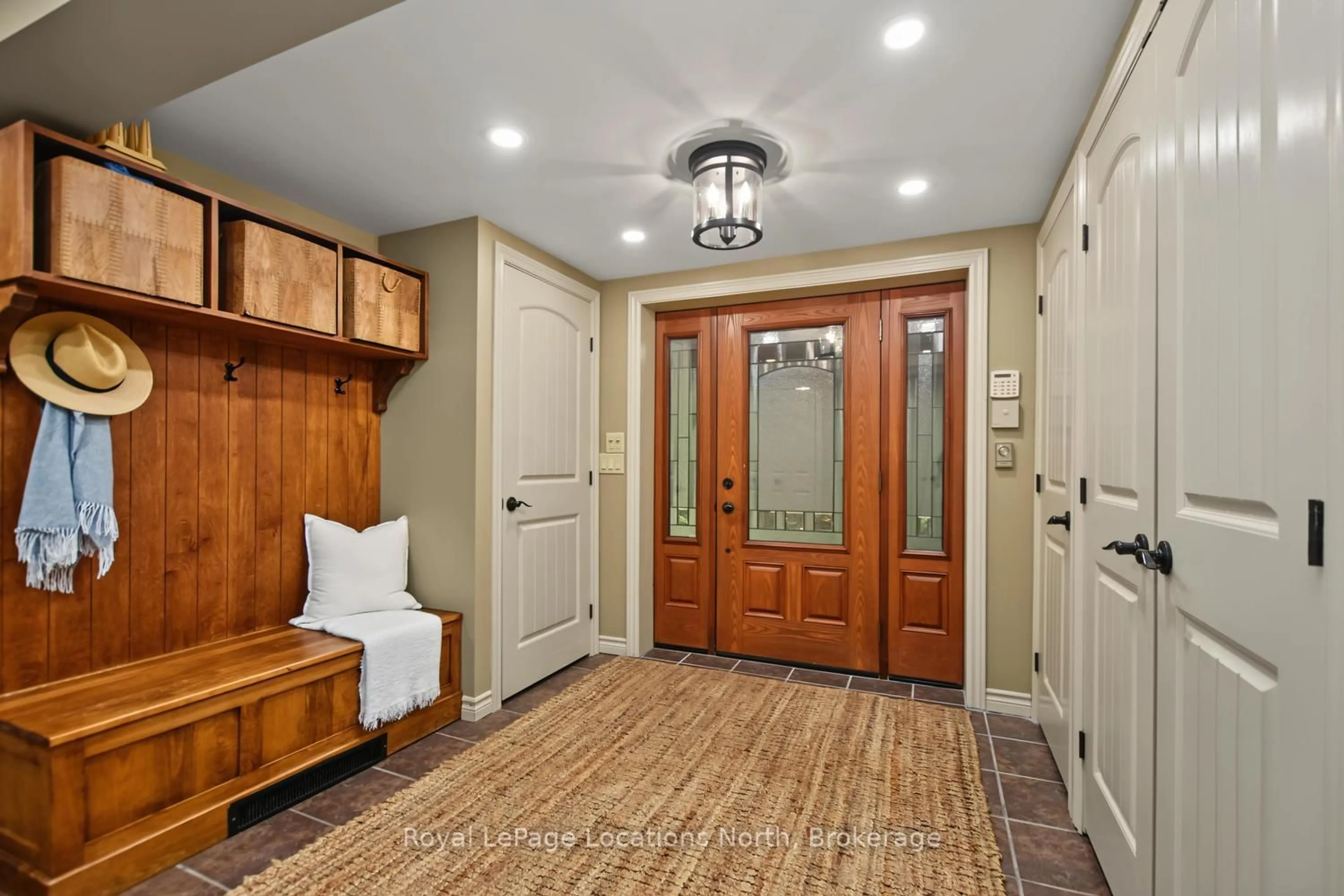 Indoor entryway for 143 ST MORITZ Cres, Blue Mountains Ontario L9Y 0S6
