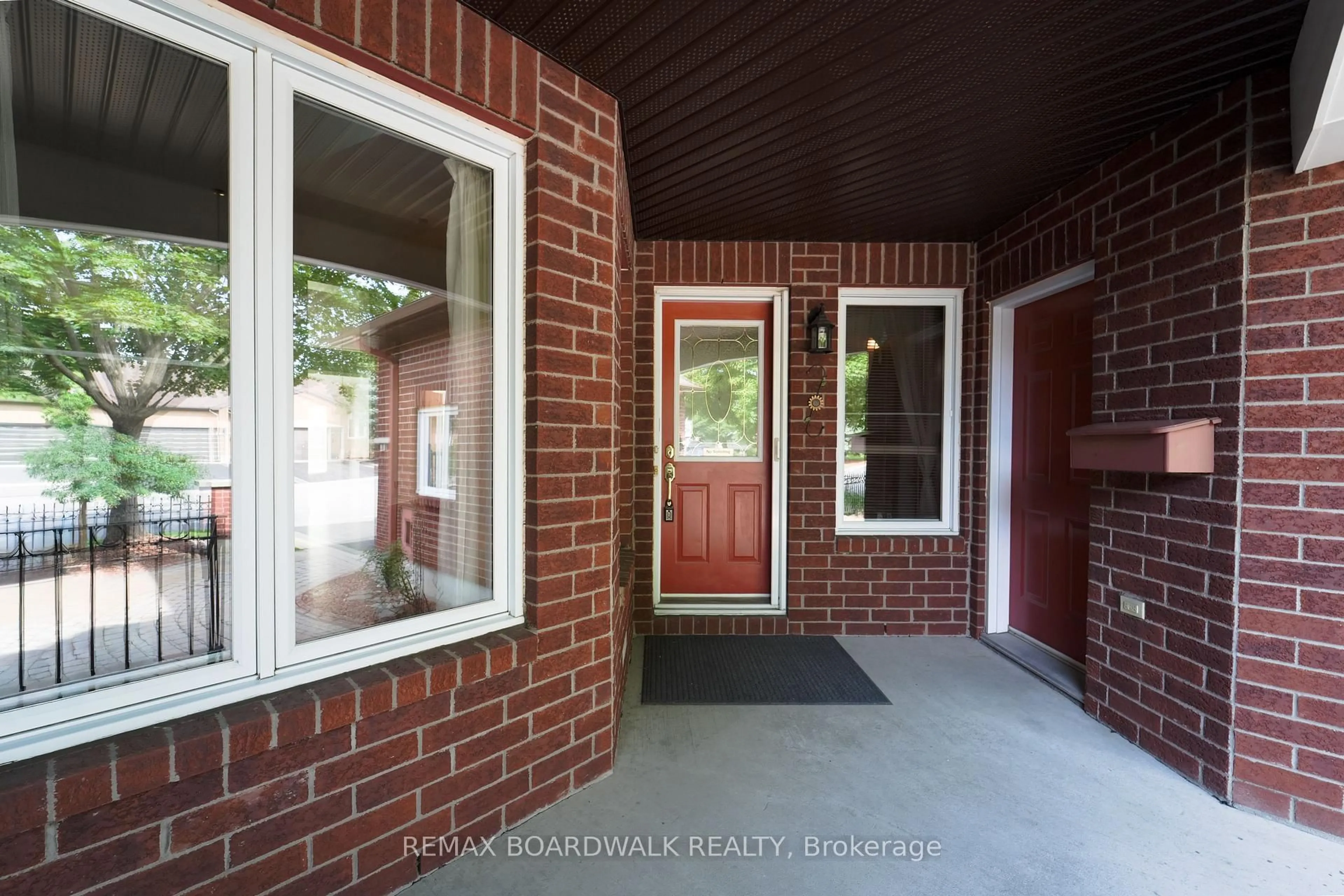 Indoor entryway for 3 Coulson Crt, Kanata Ontario K2K 2X8