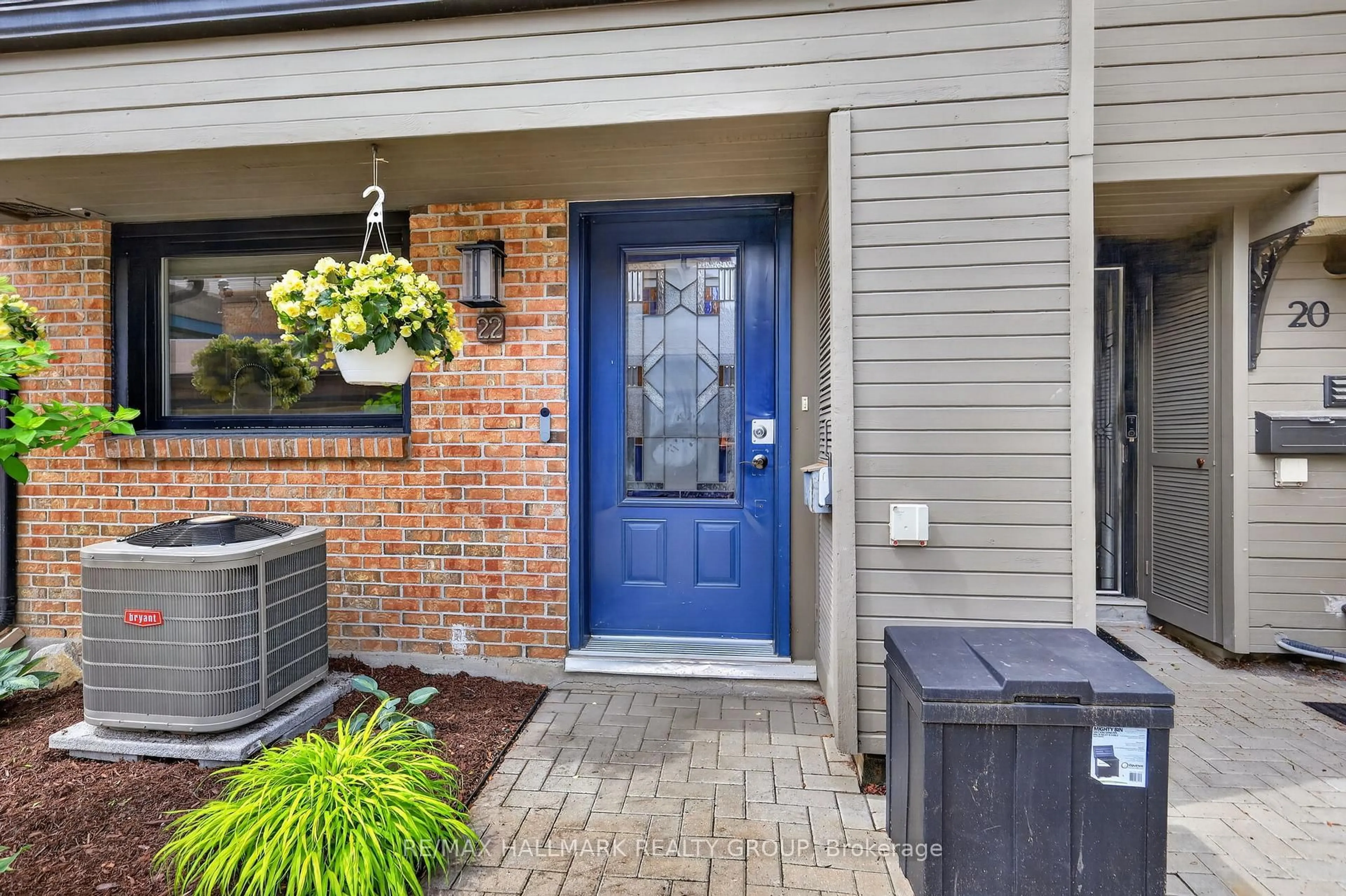 Indoor entryway for 290 CATHCART St #22, Ottawa Ontario K1N 5C4