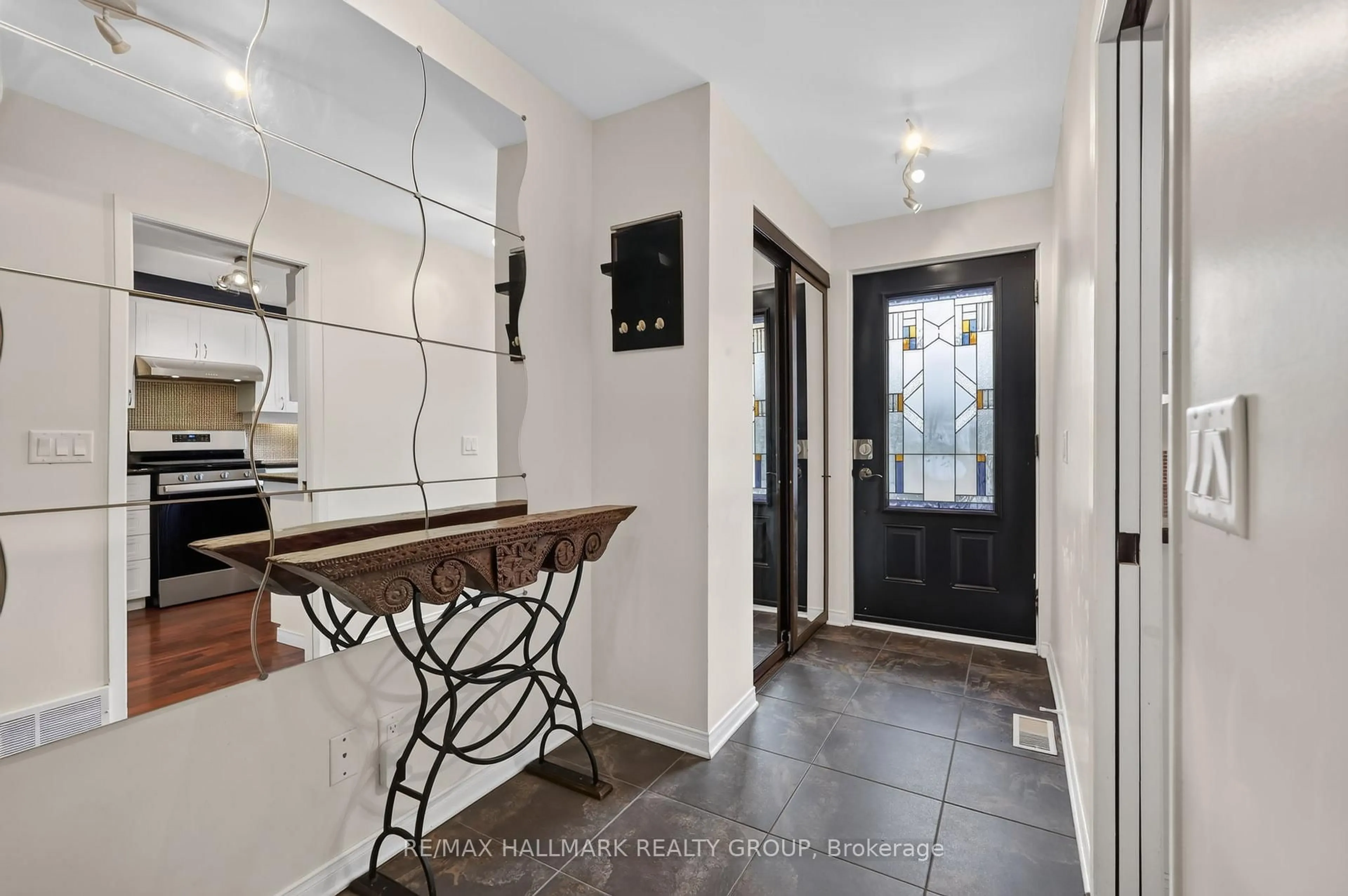 Indoor entryway for 290 CATHCART St #22, Ottawa Ontario K1N 5C4