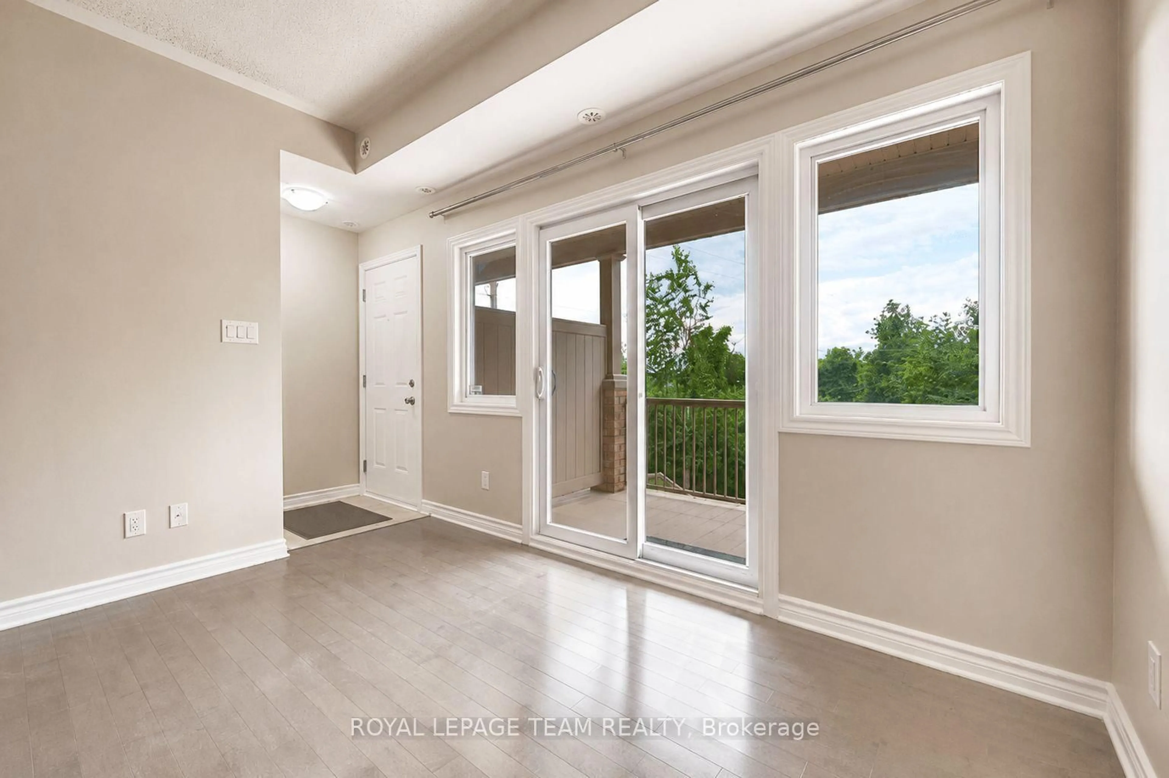 Indoor entryway for 366 Wood Acres Grve #i, Ottawa Ontario K1T 0M7