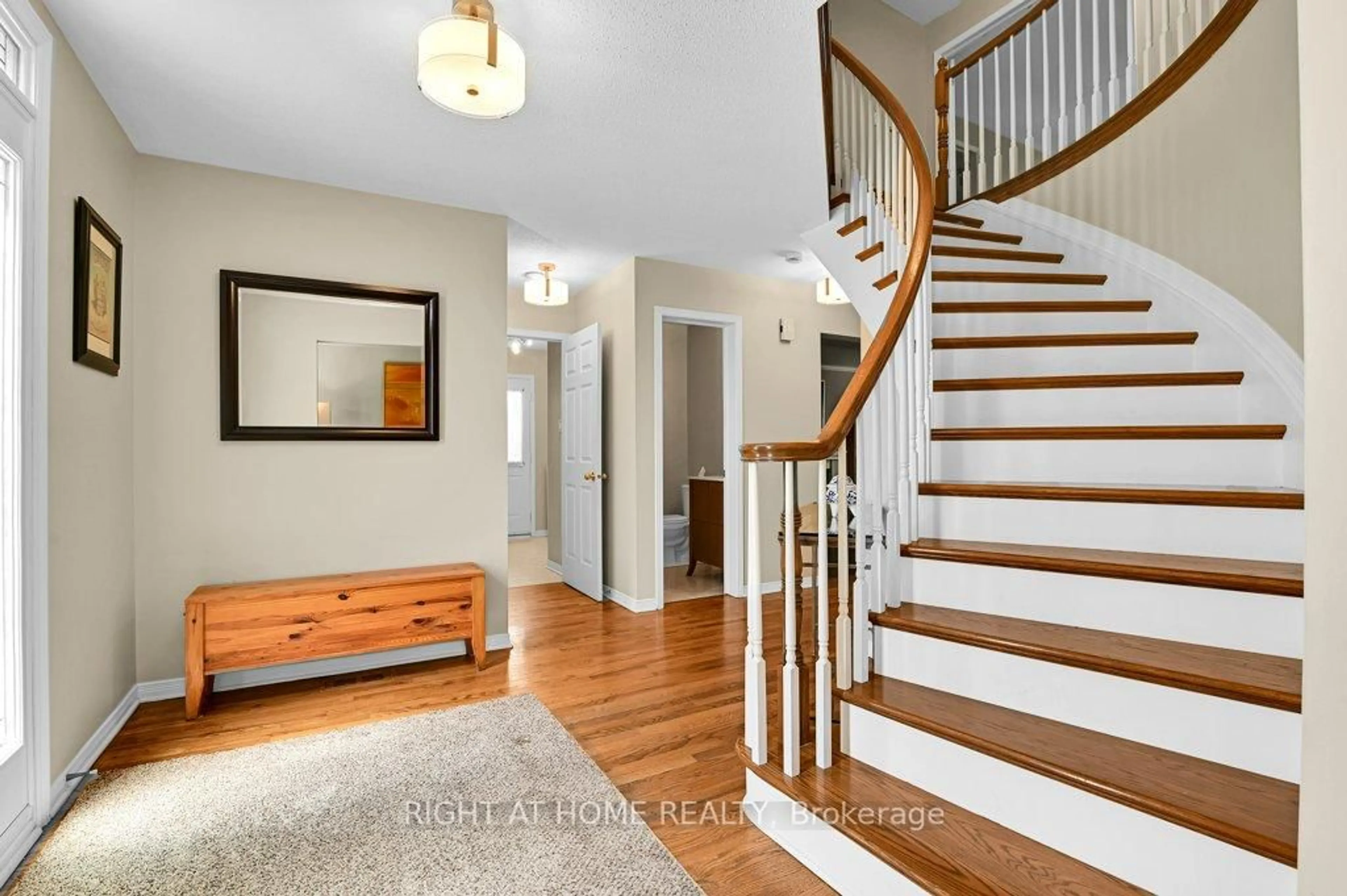Indoor entryway for 6191 Ravine Way, Ottawa Ontario K1C 2V5