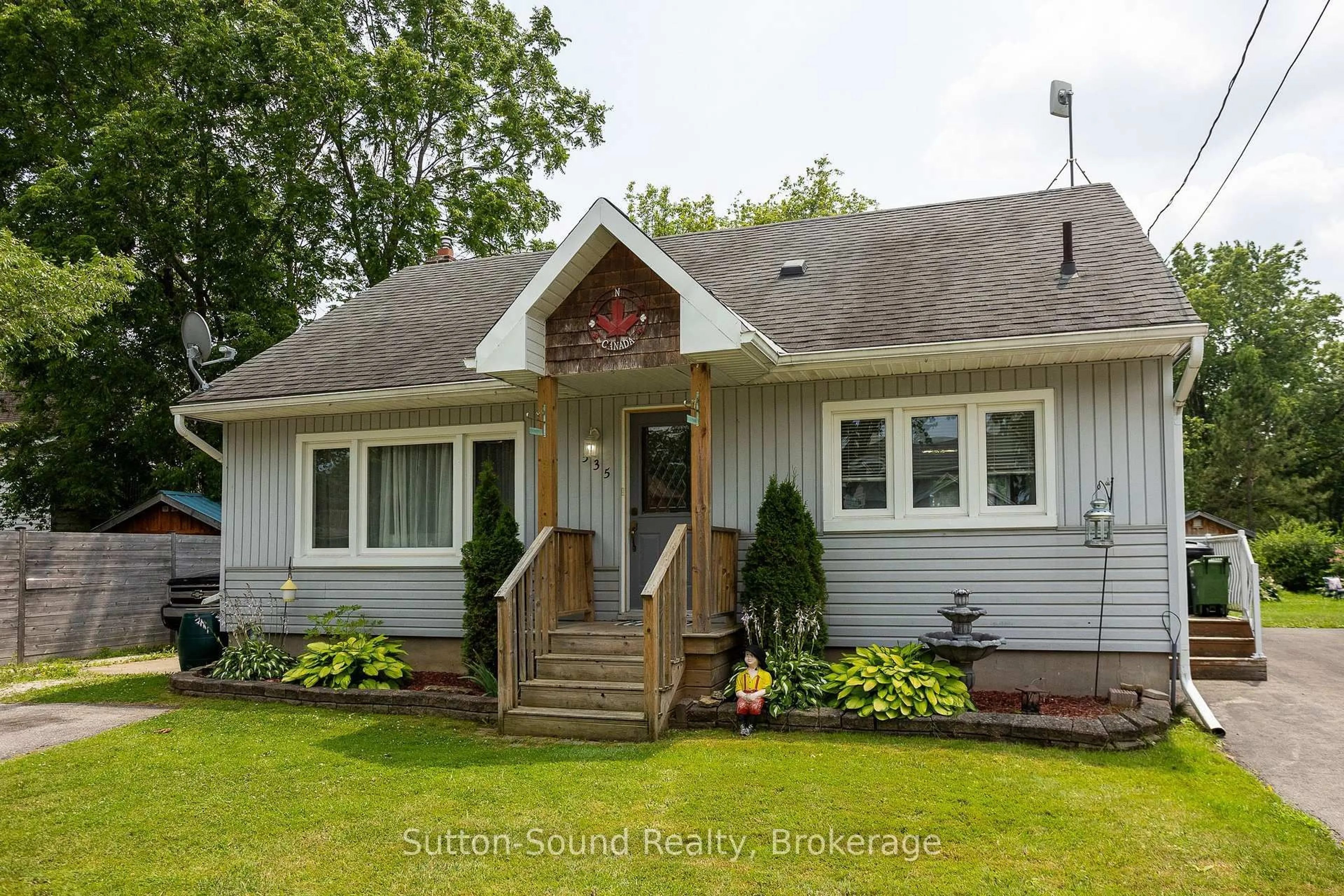 Home with vinyl exterior material, street for 535 9th St, Owen Sound Ontario N4K 3P3