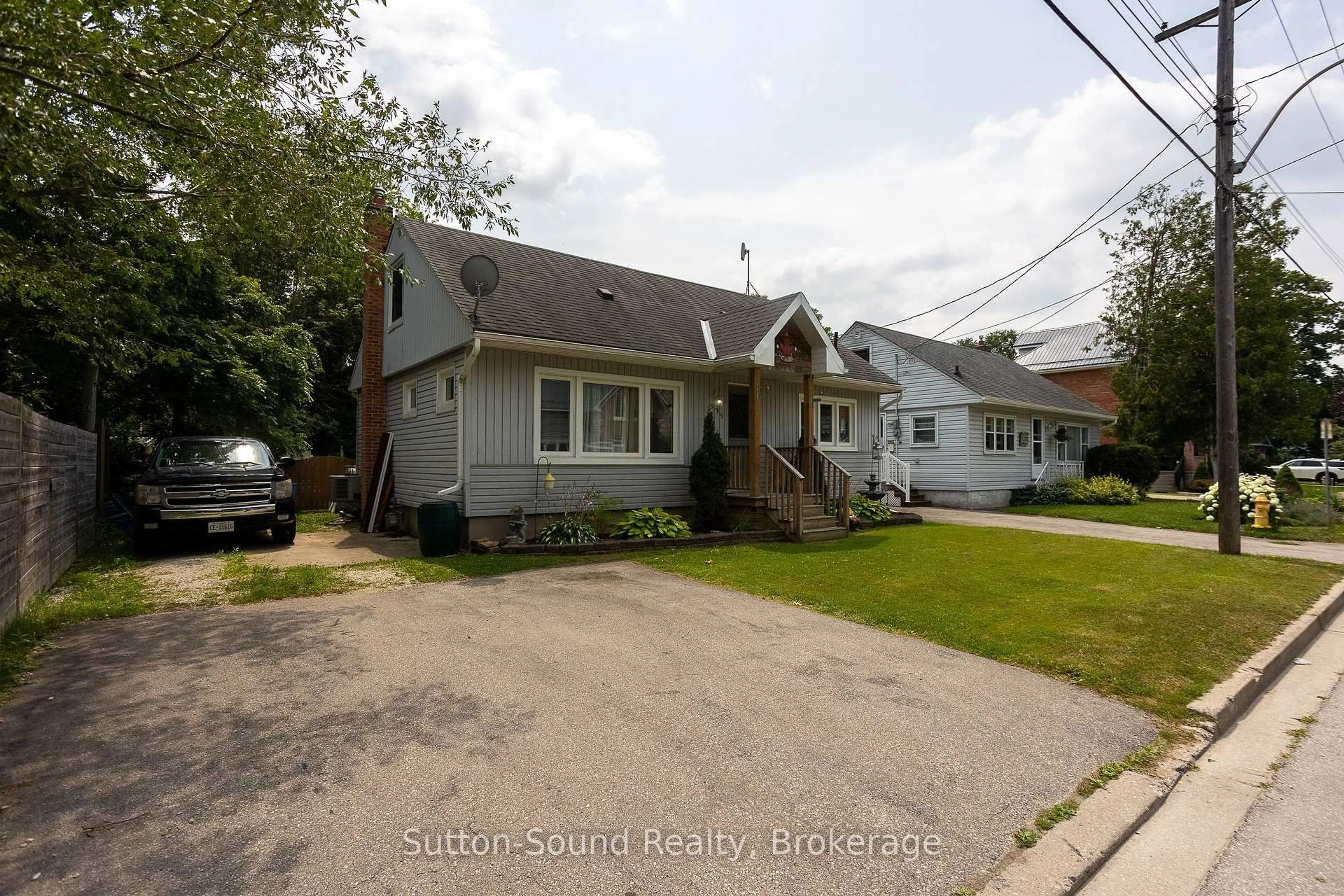 A pic from outside/outdoor area/front of a property/back of a property/a pic from drone, street for 535 9th St, Owen Sound Ontario N4K 3P3