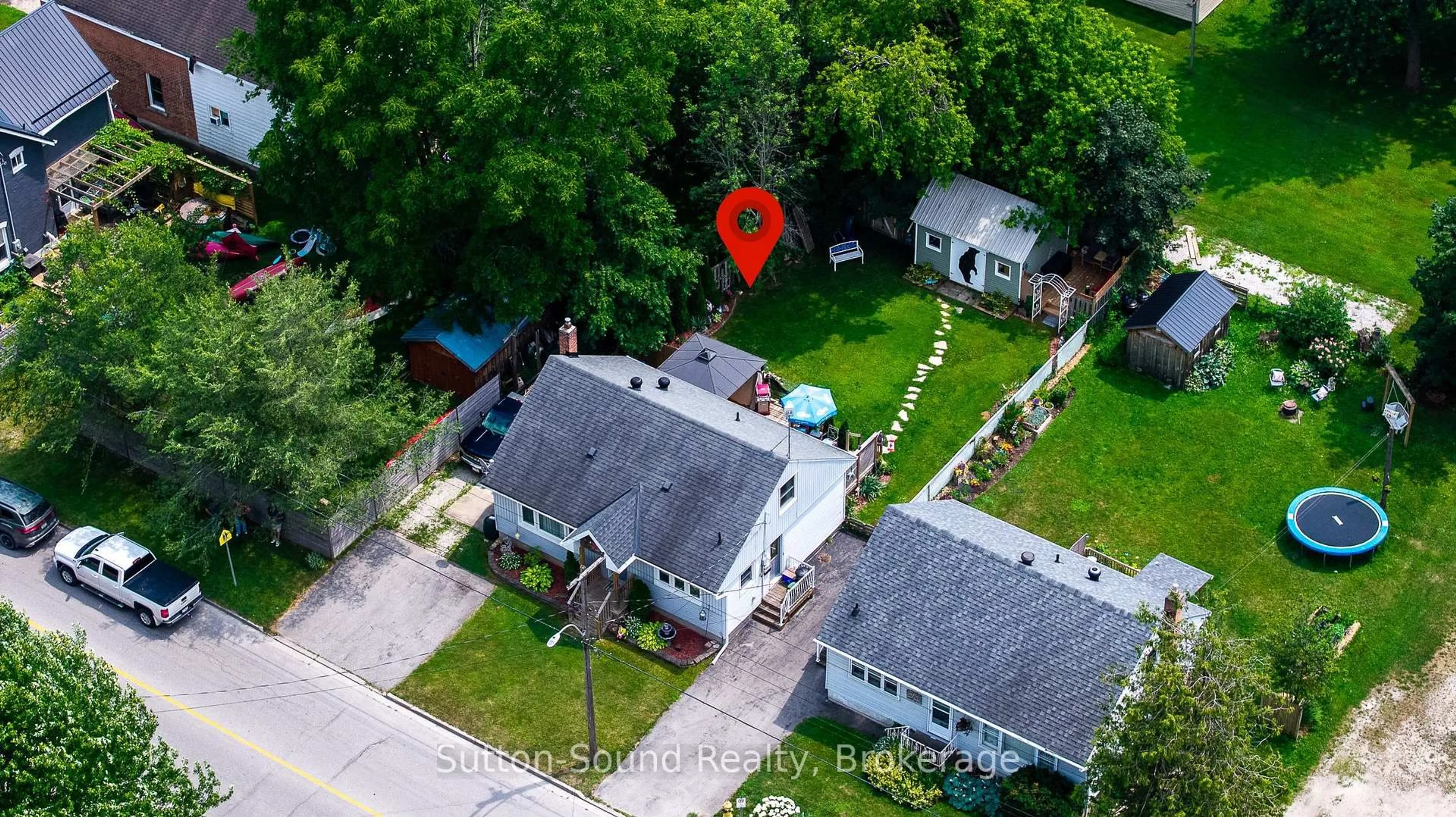A pic from outside/outdoor area/front of a property/back of a property/a pic from drone, street for 535 9th St, Owen Sound Ontario N4K 3P3