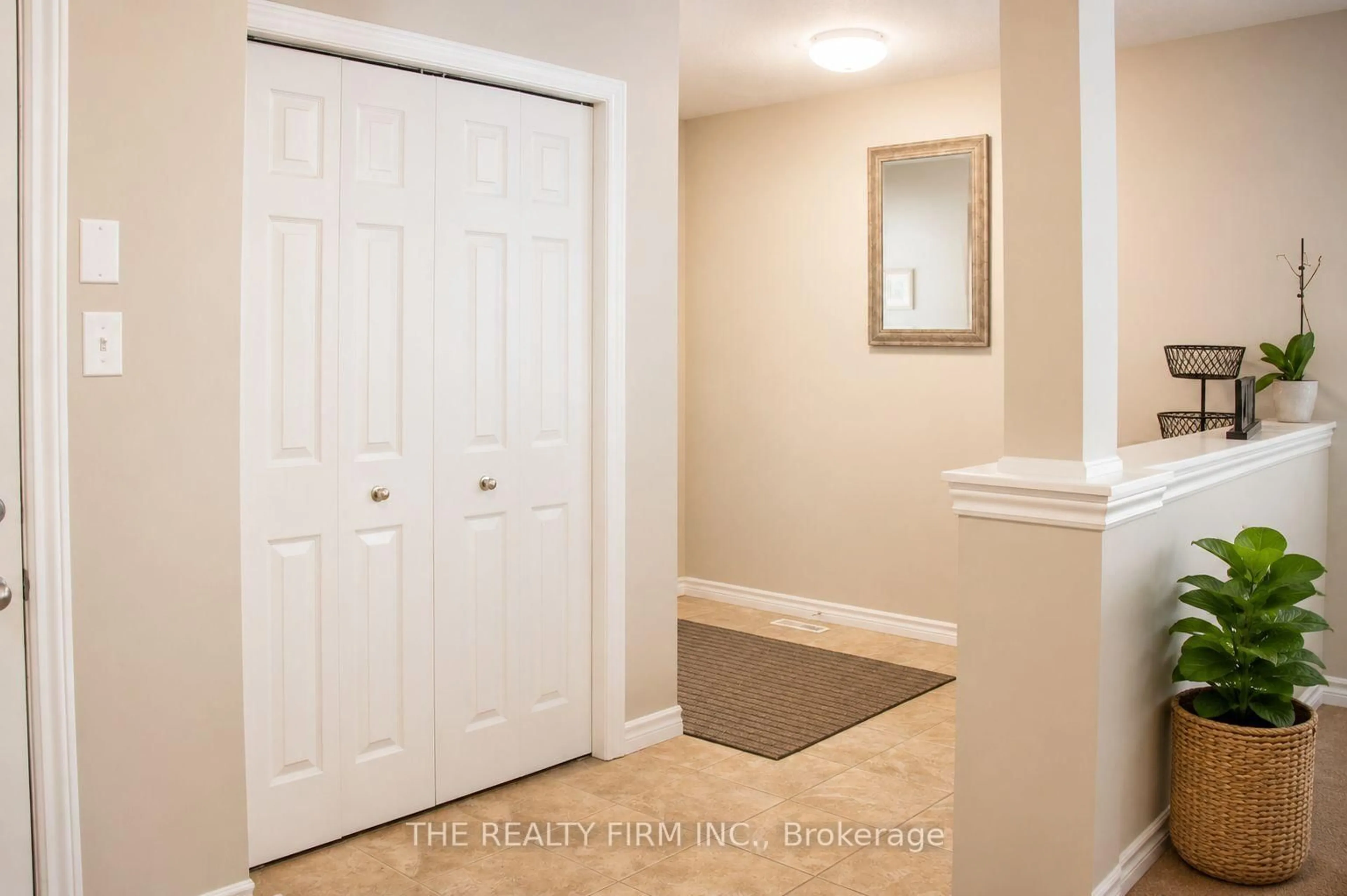 Indoor entryway for 884 Reeves Ave, London North Ontario N6G 0G9