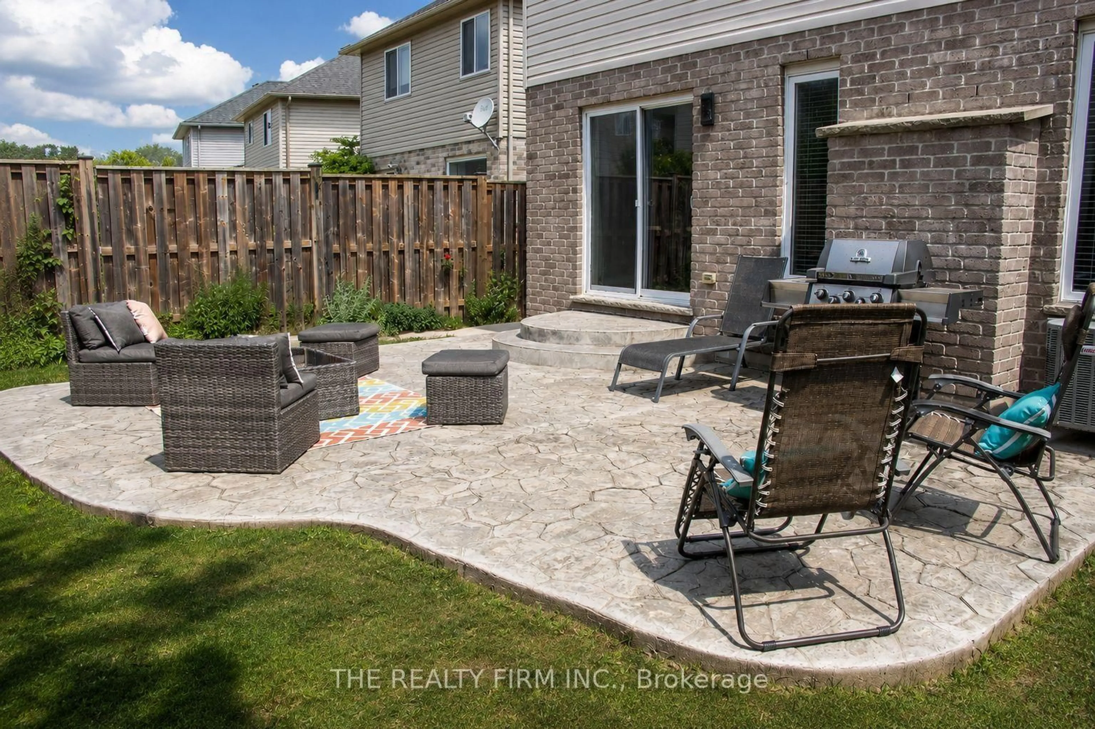 Patio, street for 884 Reeves Ave, London North Ontario N6G 0G9