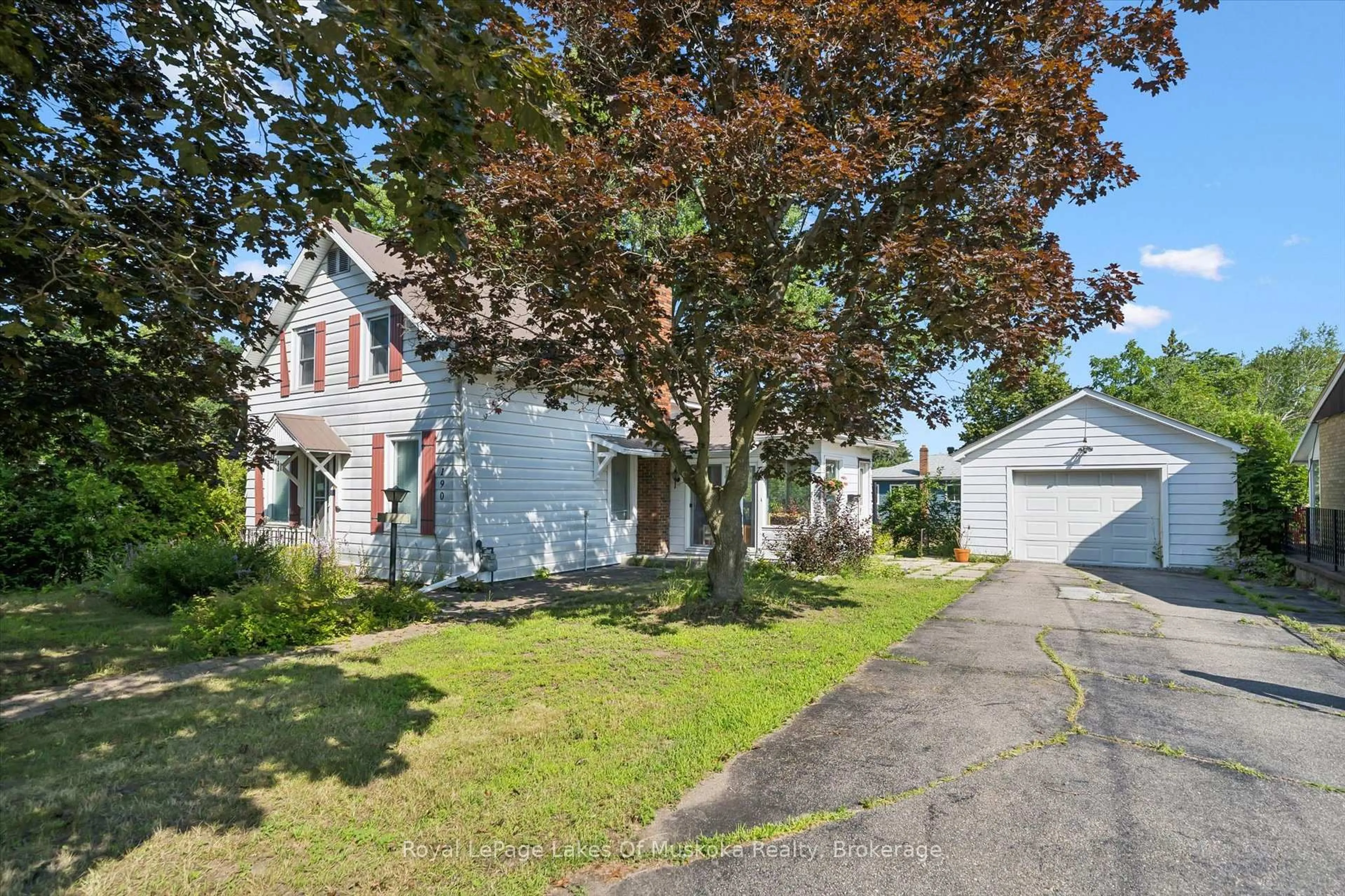 A pic from outside/outdoor area/front of a property/back of a property/a pic from drone, street for 190 Winewood Ave, Gravenhurst Ontario P1P 1E6