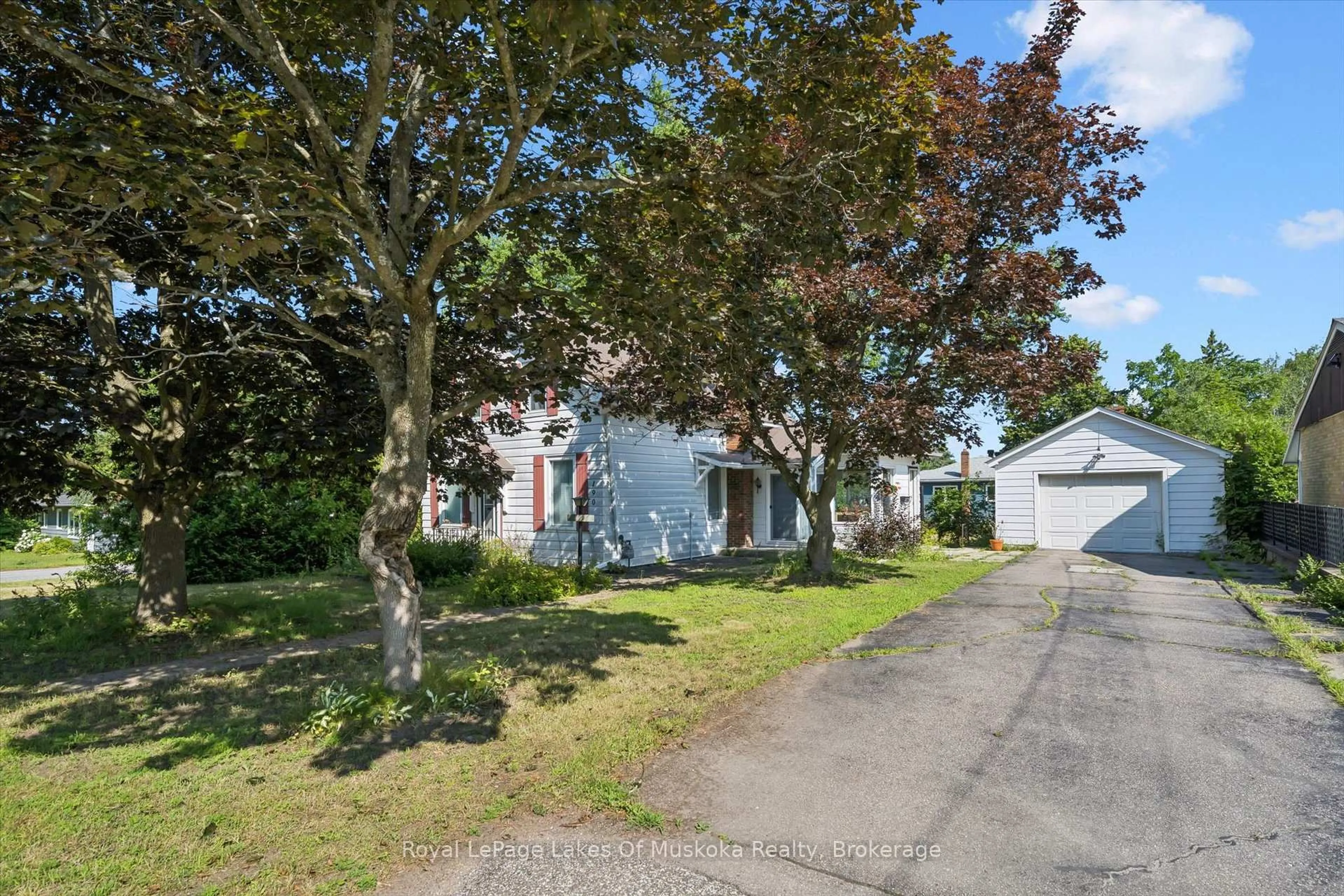 A pic from outside/outdoor area/front of a property/back of a property/a pic from drone, street for 190 Winewood Ave, Gravenhurst Ontario P1P 1E6
