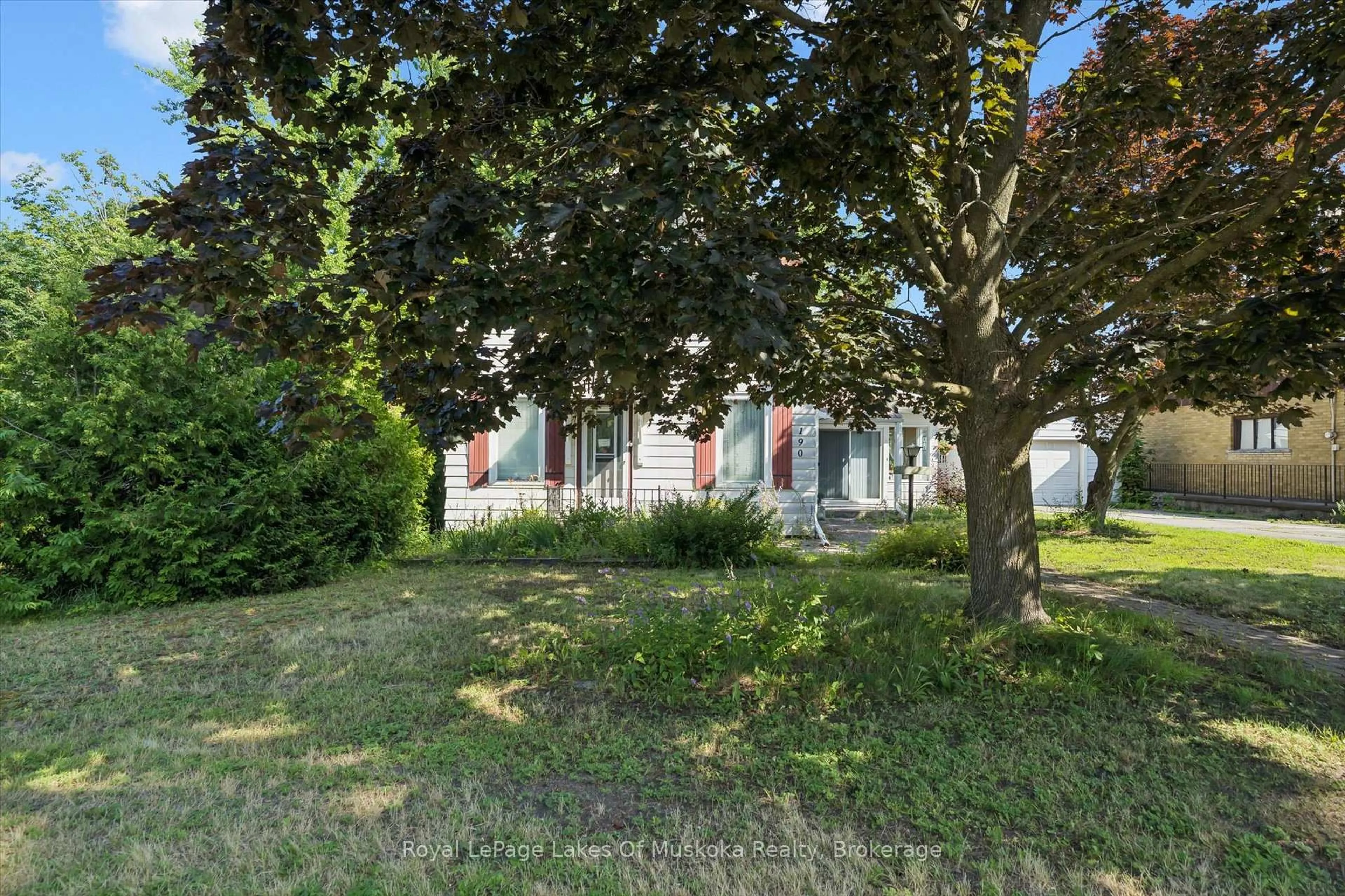 A pic from outside/outdoor area/front of a property/back of a property/a pic from drone, street for 190 Winewood Ave, Gravenhurst Ontario P1P 1E6