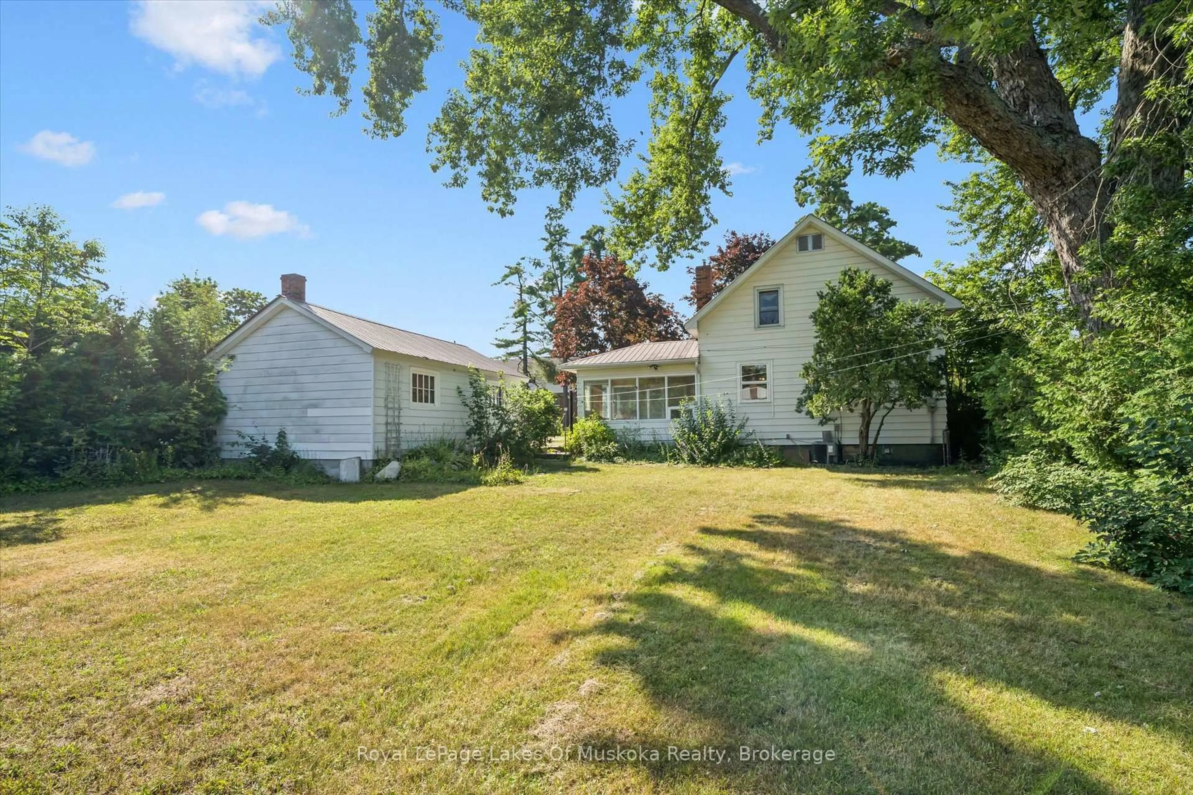 A pic from outside/outdoor area/front of a property/back of a property/a pic from drone, street for 190 Winewood Ave, Gravenhurst Ontario P1P 1E6