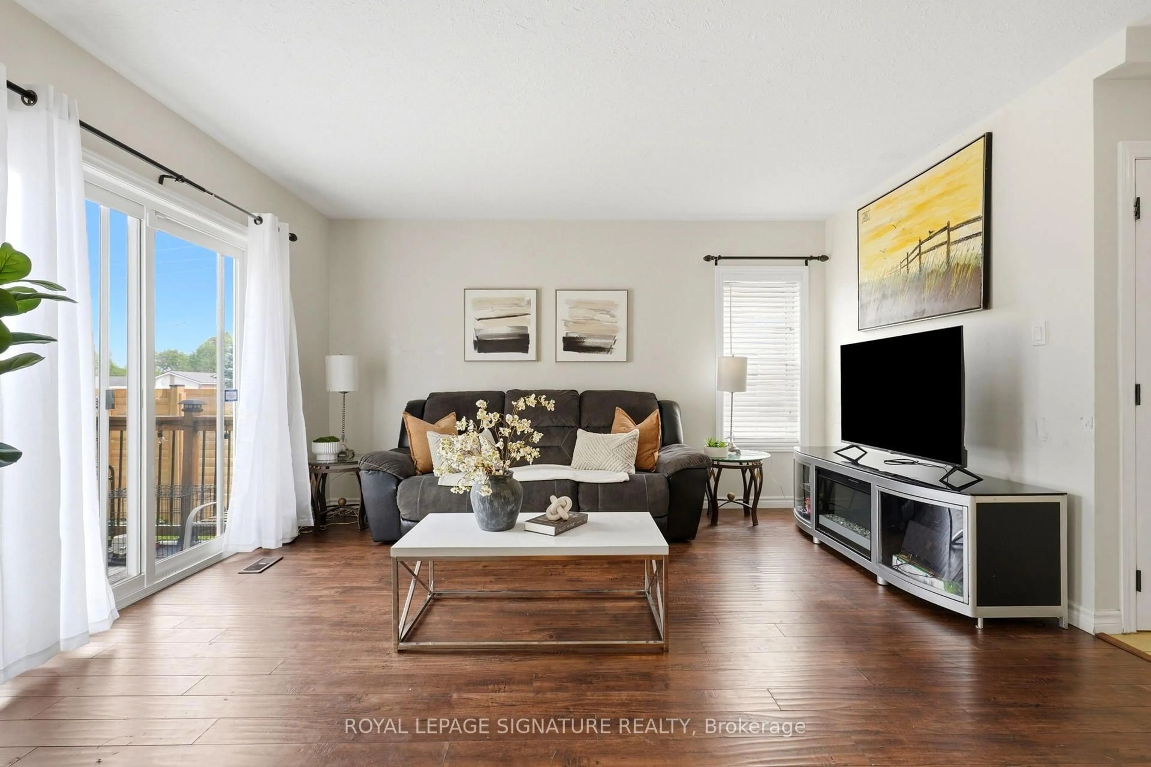 Living room with furniture, wood/laminate floor for 517 Victoria St, Shelburne Ontario L9V 2Y3