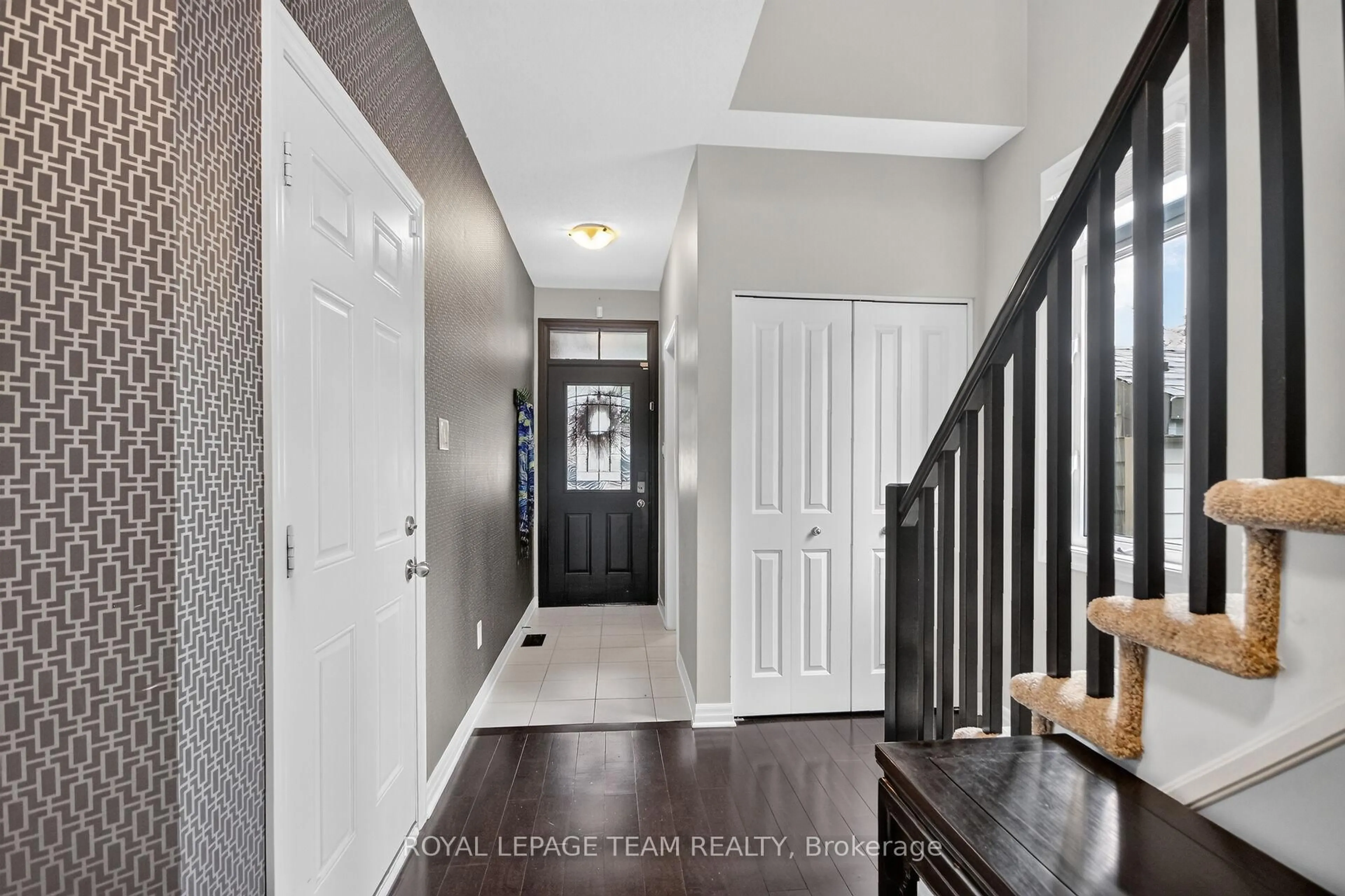 Indoor entryway for 111 Hawkeswood Dr, Ottawa Ontario K4M 0C1