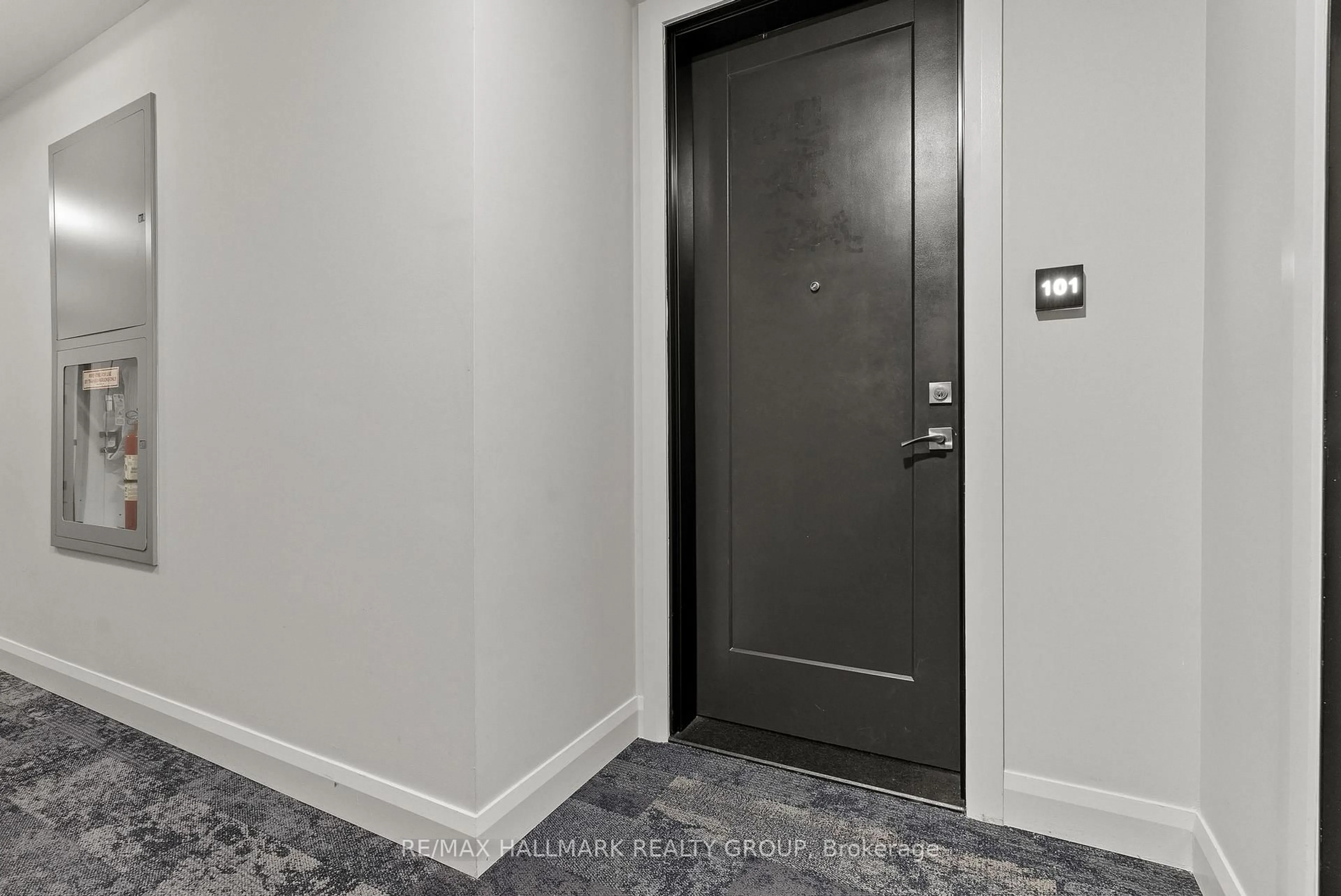 Indoor entryway for 120 Cortile Private #101, Ottawa Ontario K1V 2S8