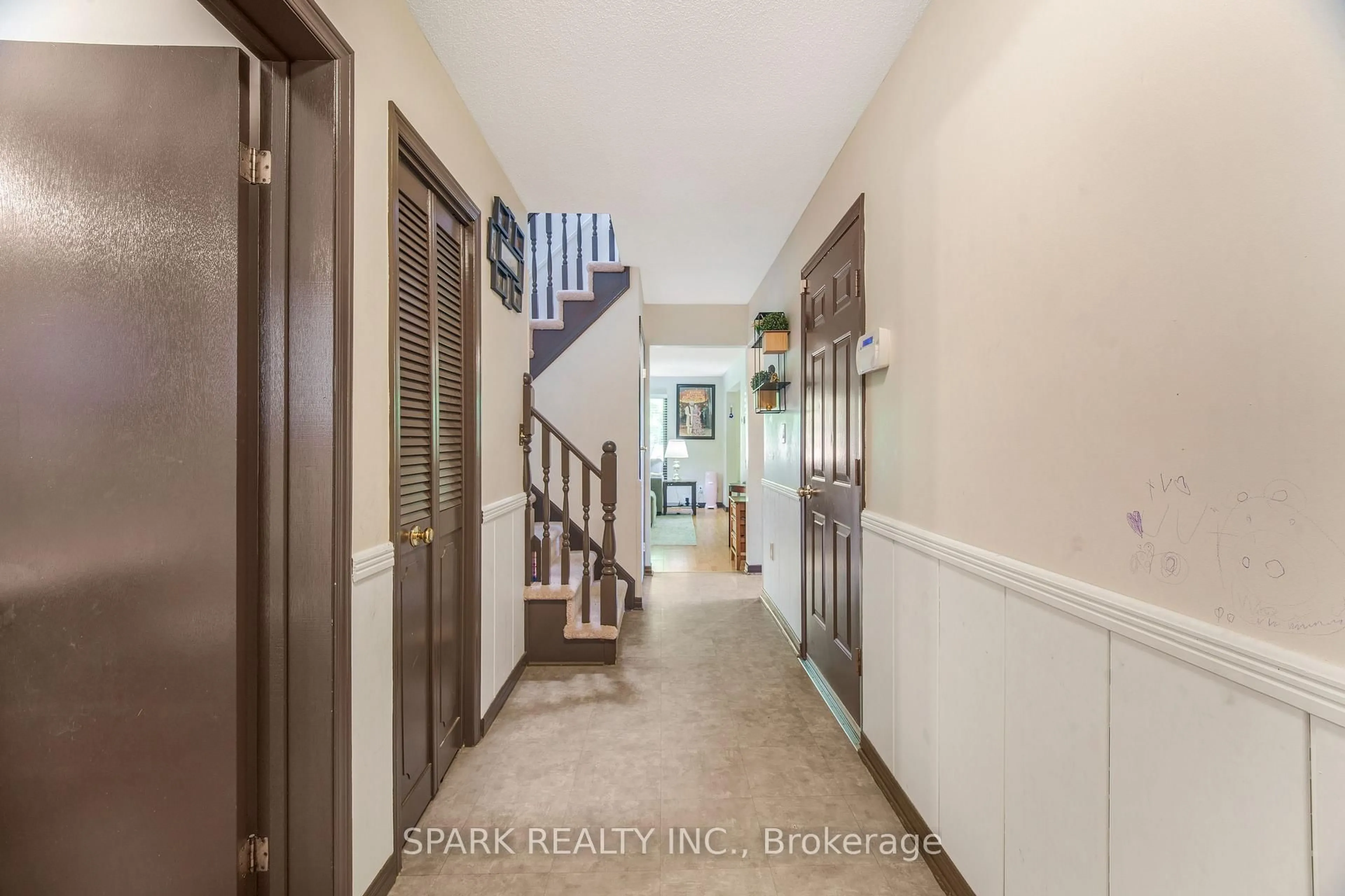 Indoor entryway for 23 Rannie Crt, Thorold Ontario L2V 4X2