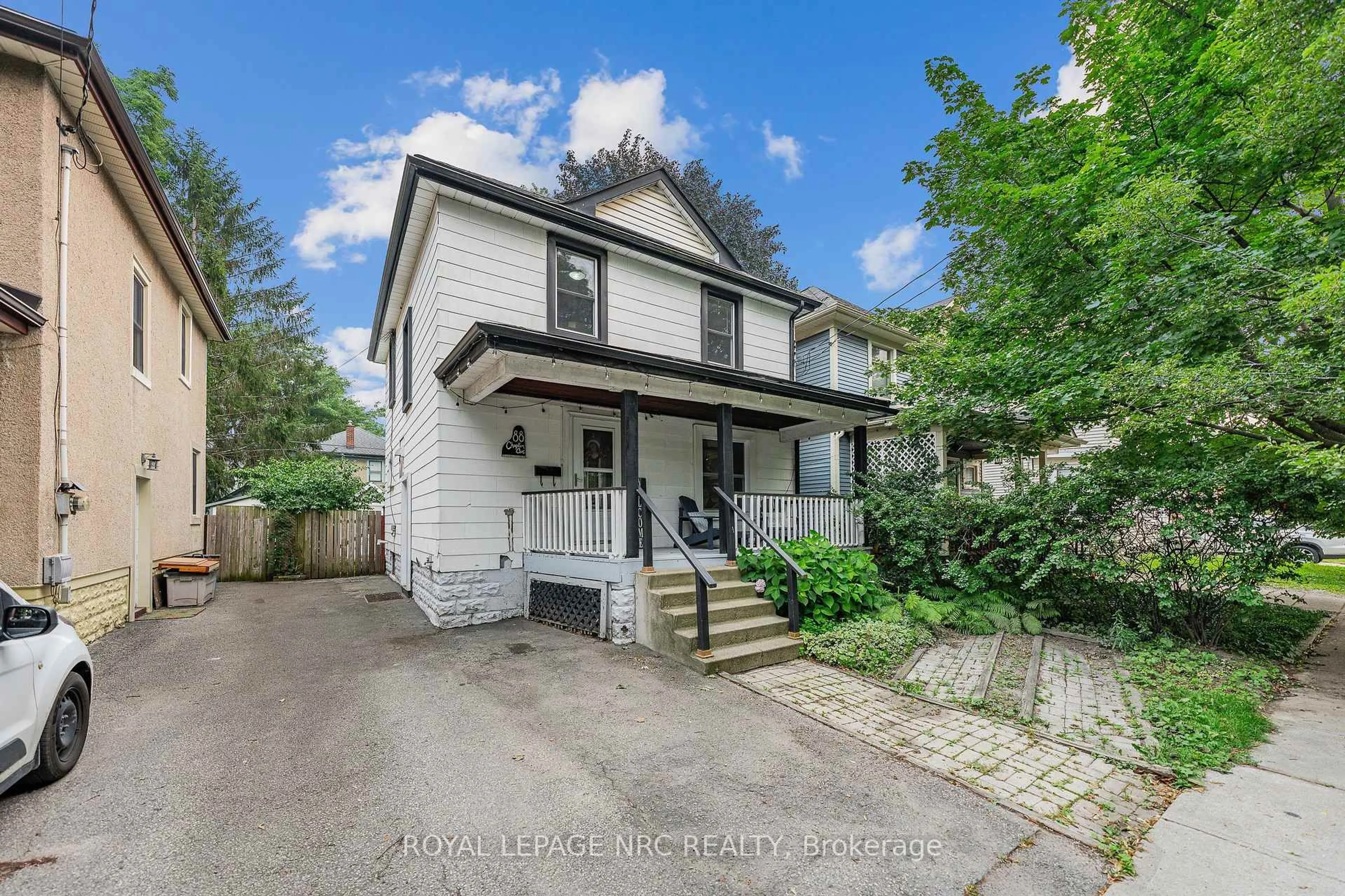 A pic from outside/outdoor area/front of a property/back of a property/a pic from drone, street for 88 Chaplin Ave, St. Catharines Ontario L2R 2E7