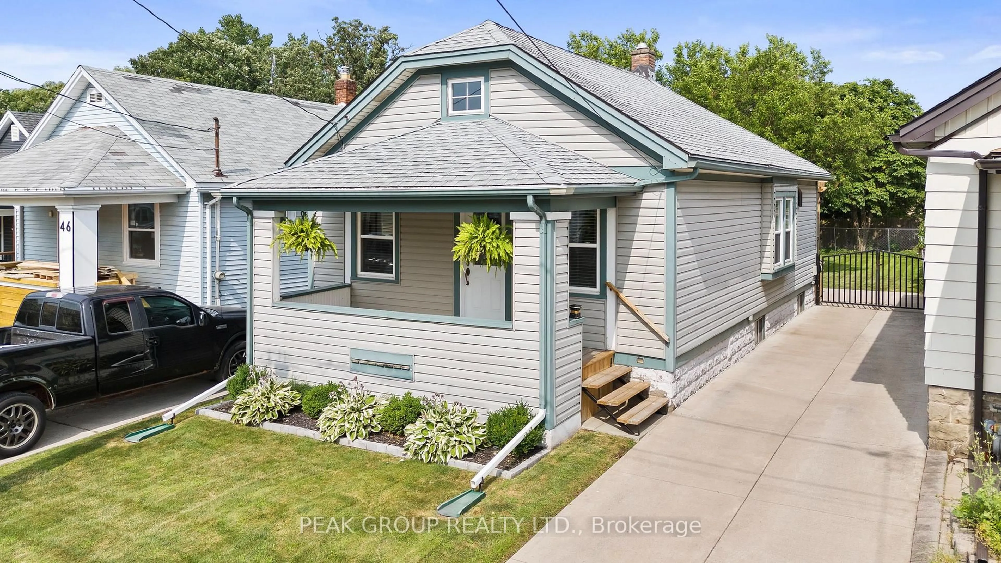 Home with vinyl exterior material, street for 44 Richmond Ave, St. Catharines Ontario L2R 3W7