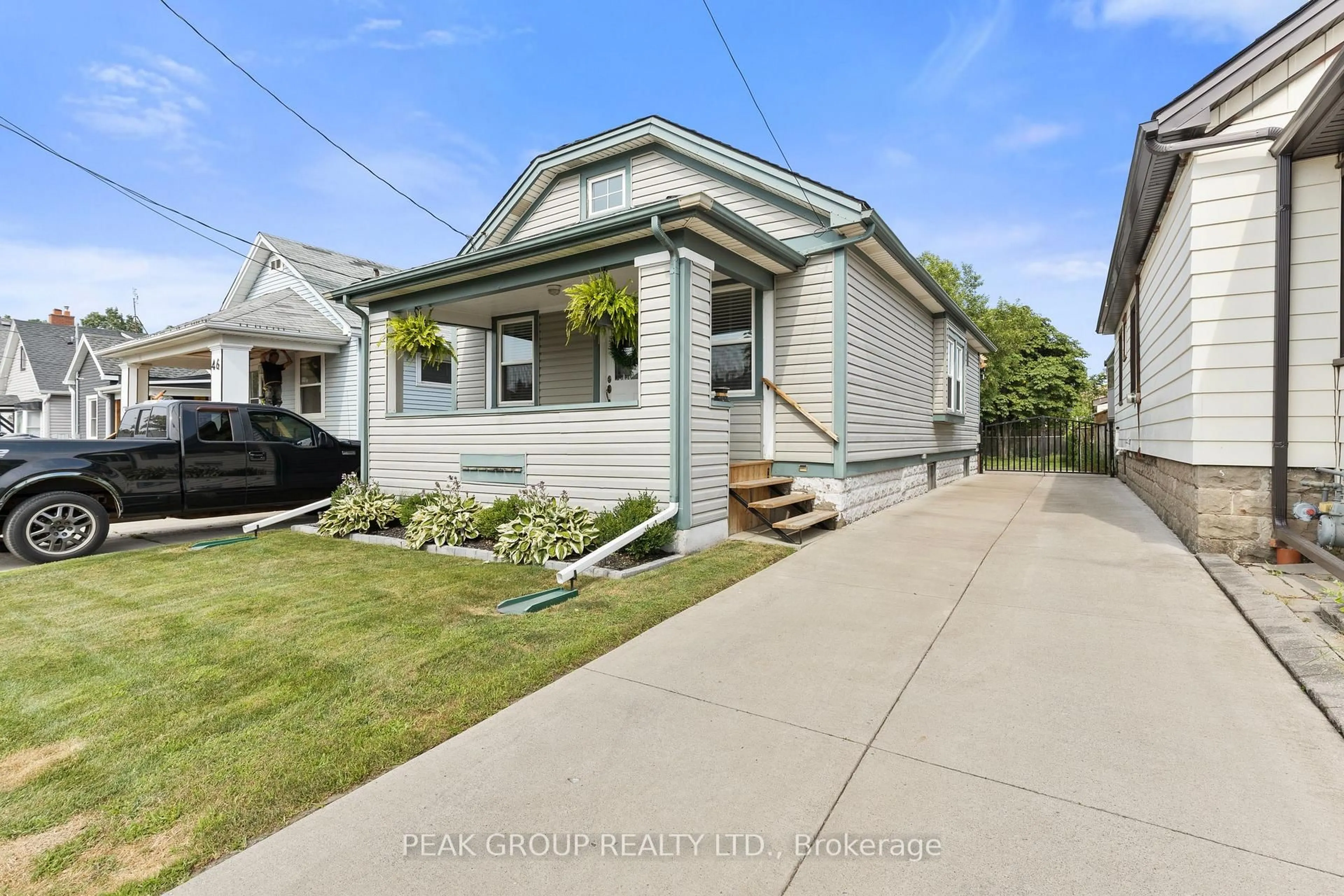 Home with vinyl exterior material, street for 44 Richmond Ave, St. Catharines Ontario L2R 3W7