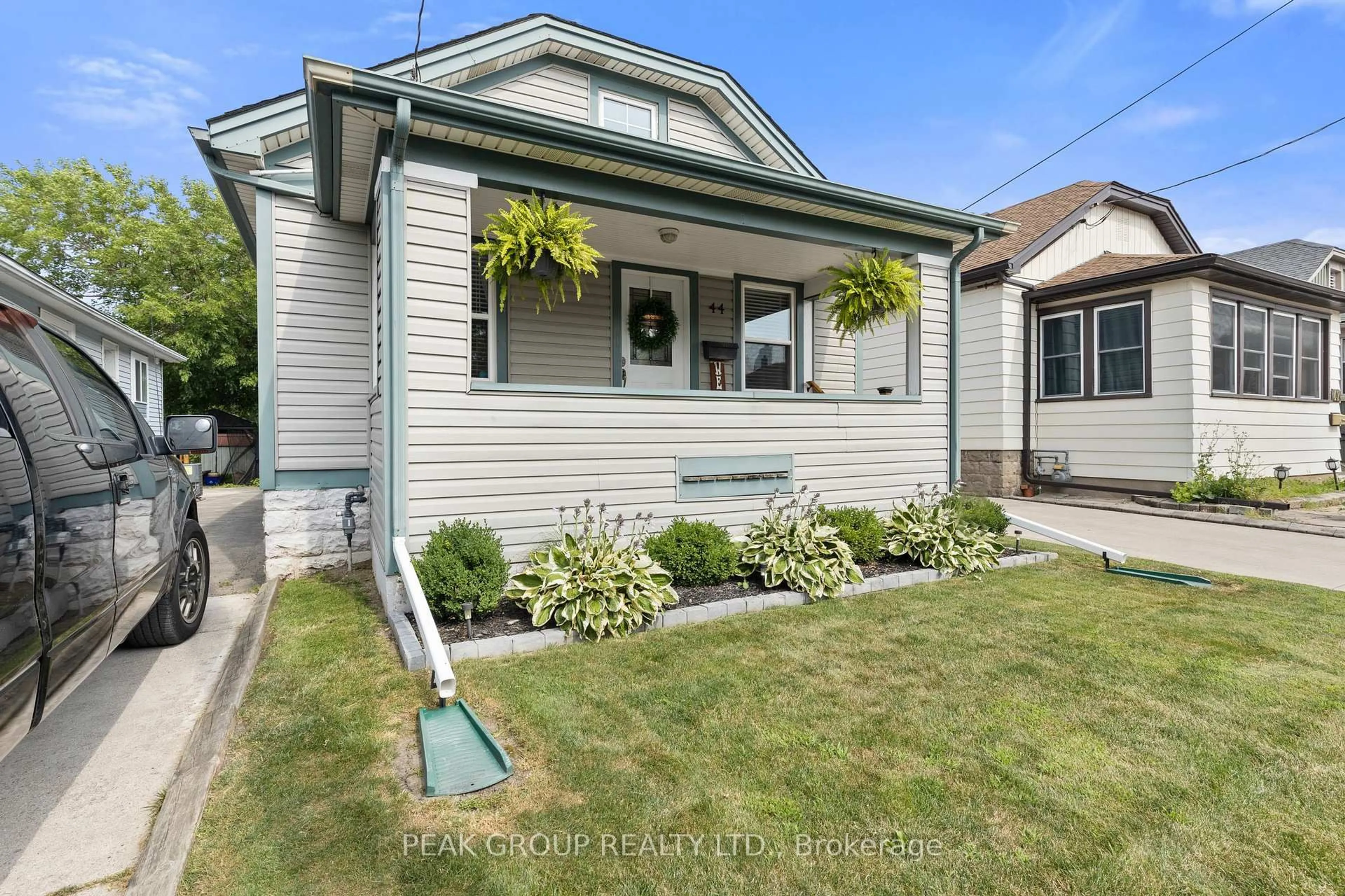 Home with vinyl exterior material, street for 44 Richmond Ave, St. Catharines Ontario L2R 3W7