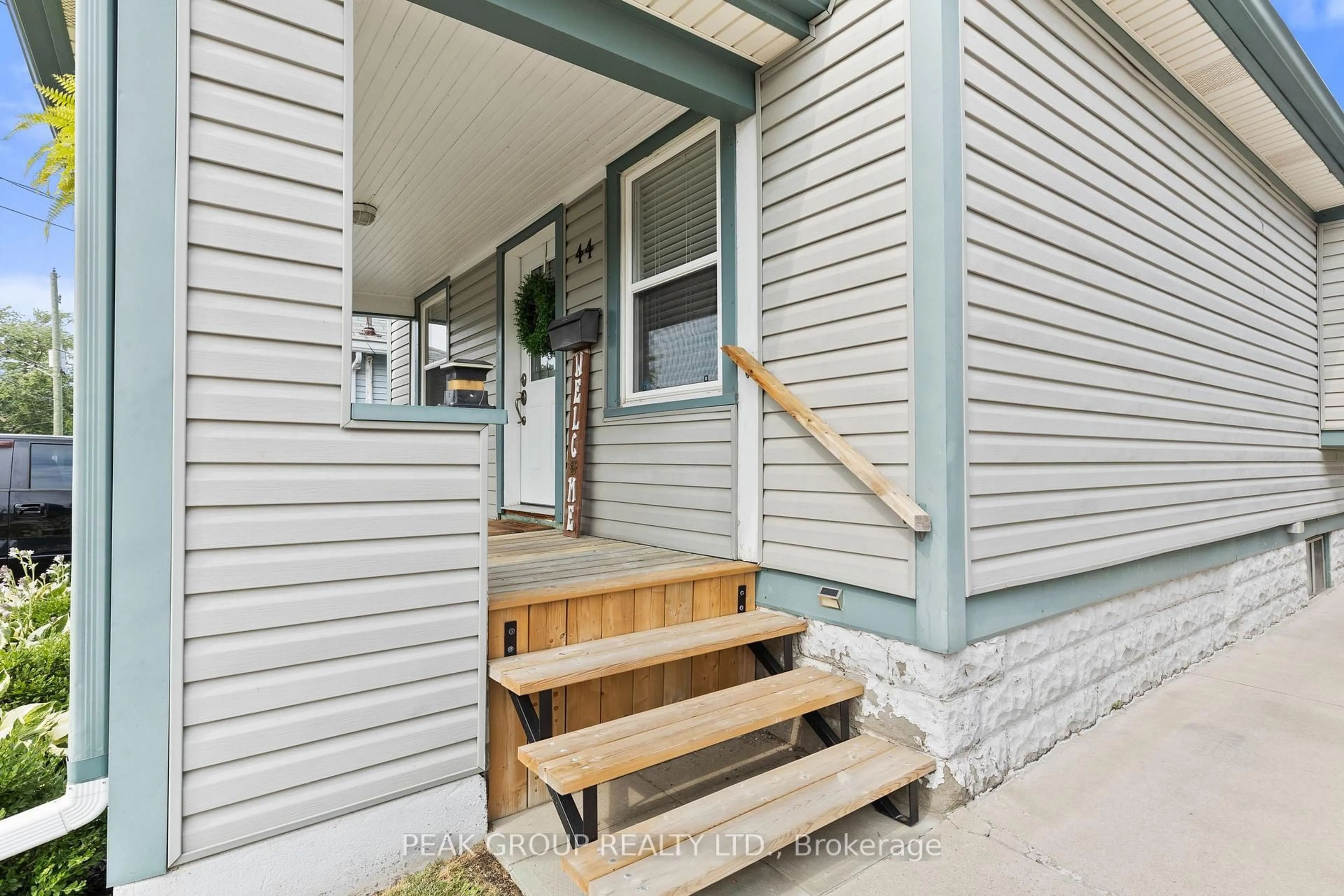 Home with vinyl exterior material, street for 44 Richmond Ave, St. Catharines Ontario L2R 3W7