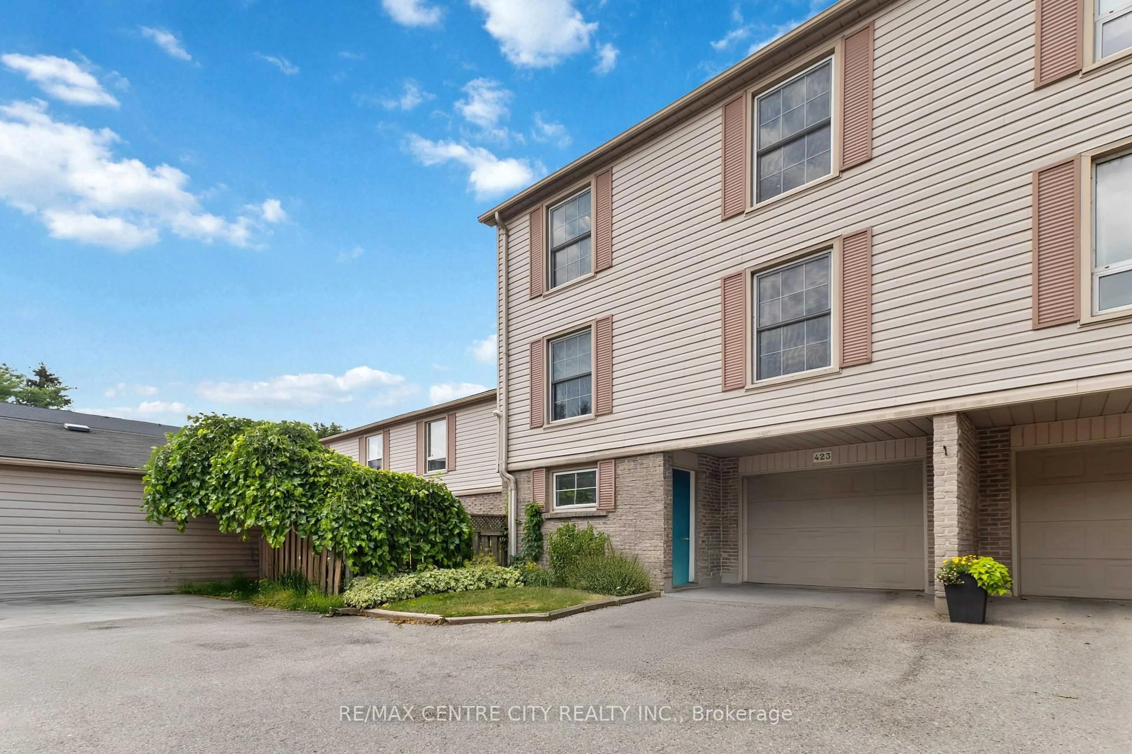 A pic from outside/outdoor area/front of a property/back of a property/a pic from drone, street for 423 Everglade Cres, London North Ontario N6H 4M8
