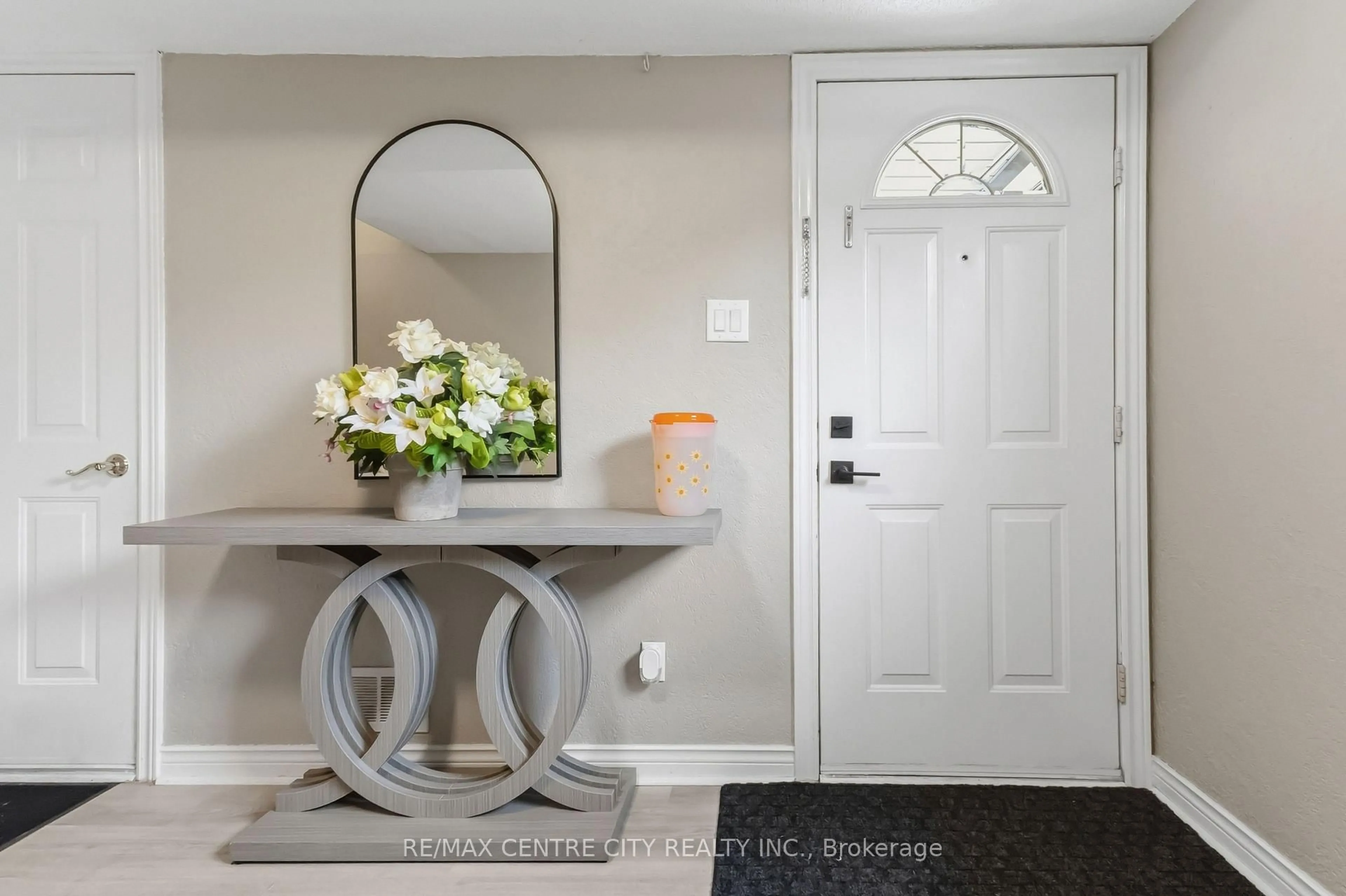 Indoor entryway for 423 Everglade Cres, London North Ontario N6H 4M8