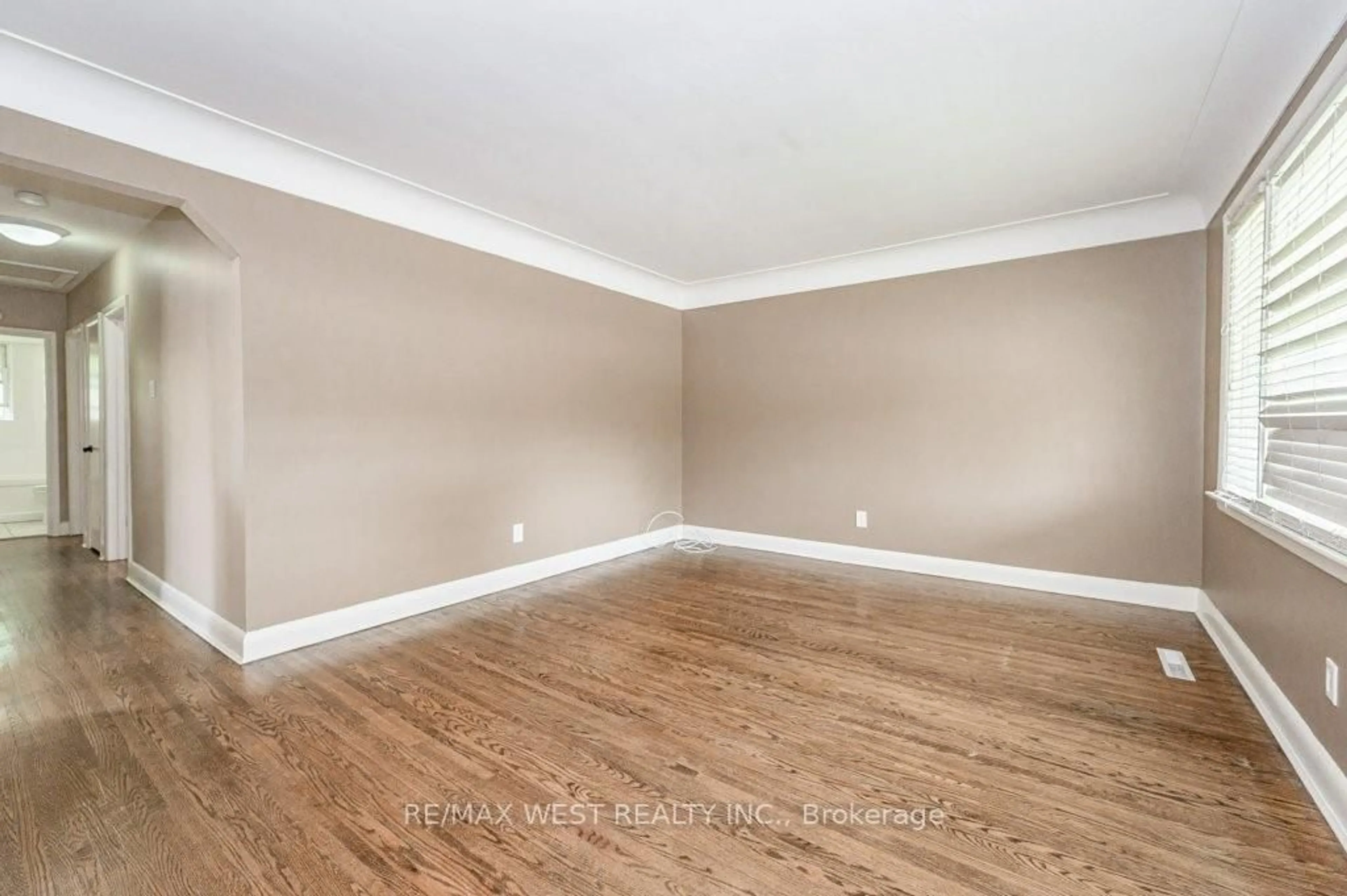 A pic of a room for 305 Mohawk Rd, Hamilton Ontario L9A 2J5