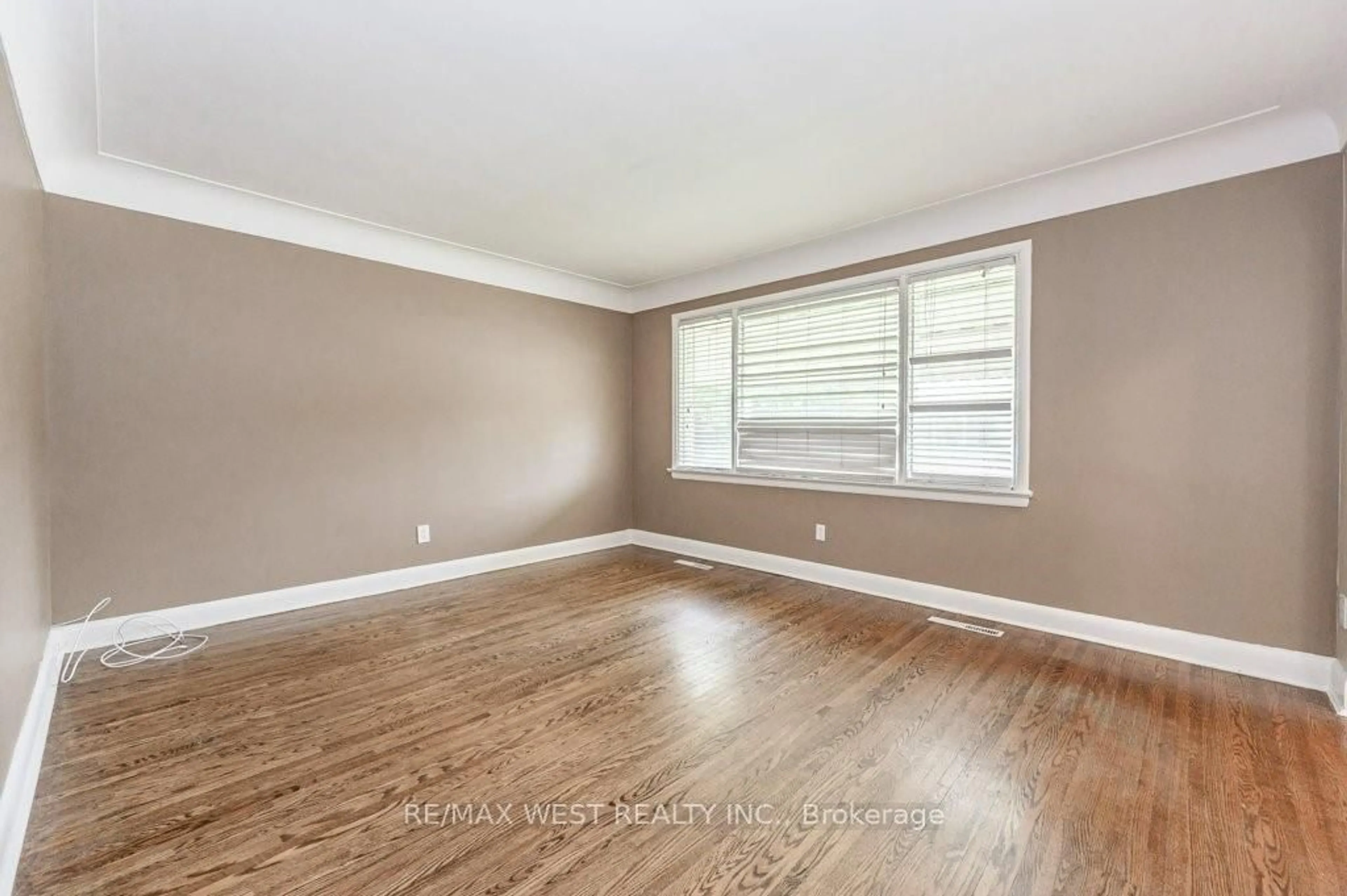 A pic of a room for 305 Mohawk Rd, Hamilton Ontario L9A 2J5