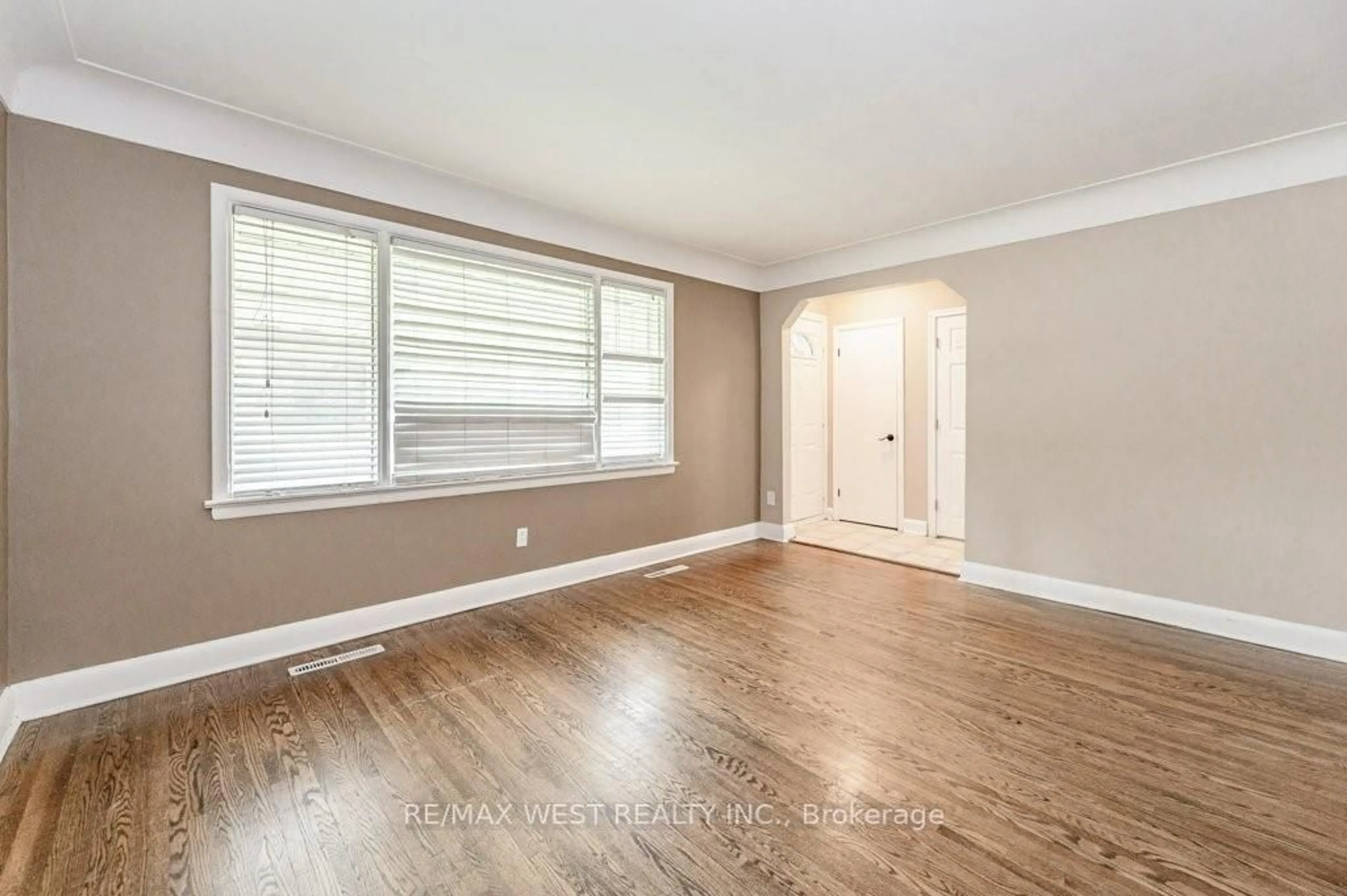 A pic of a room for 305 Mohawk Rd, Hamilton Ontario L9A 2J5
