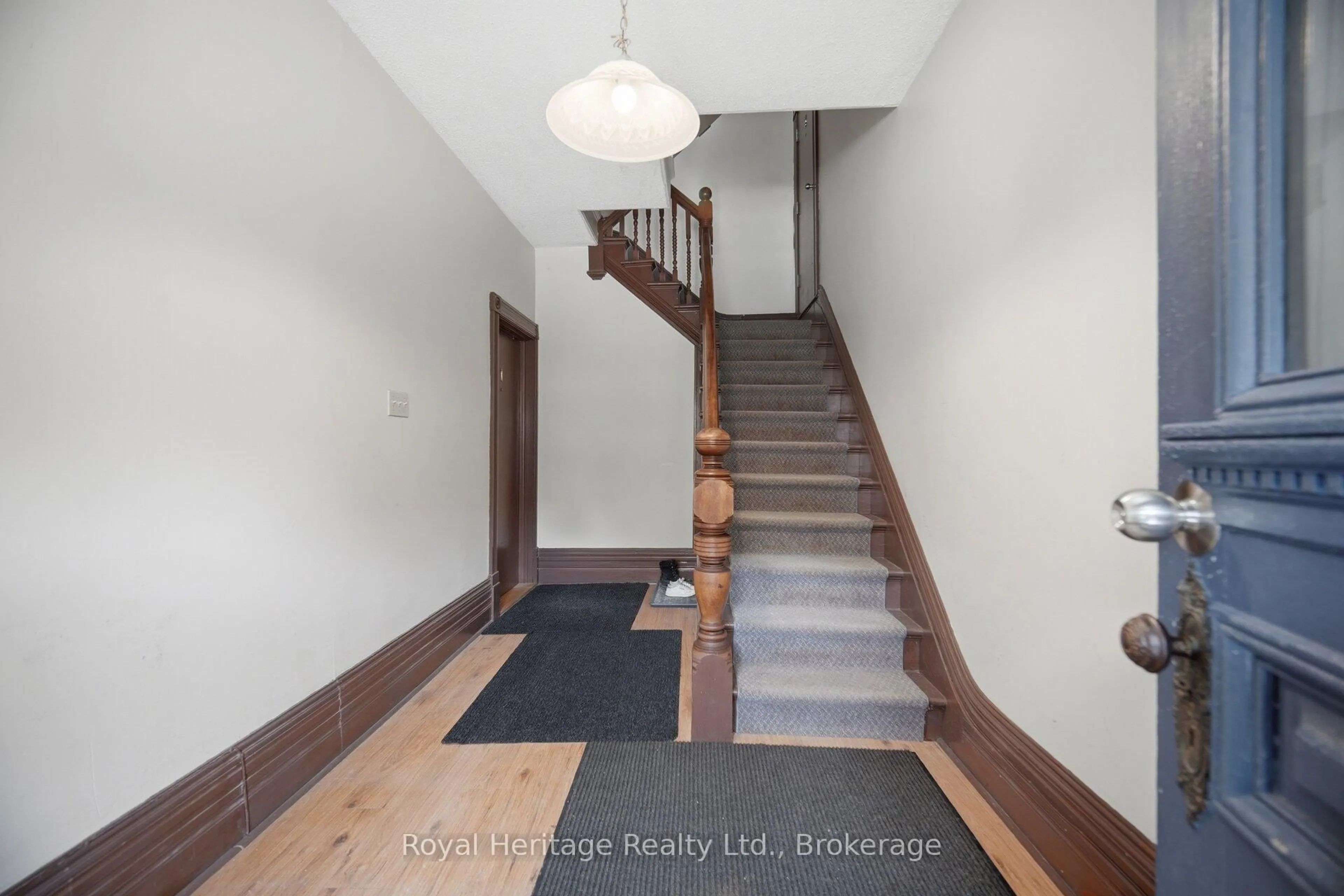 Indoor entryway for 117 Nelson St, Kingston Ontario K7L 3W9