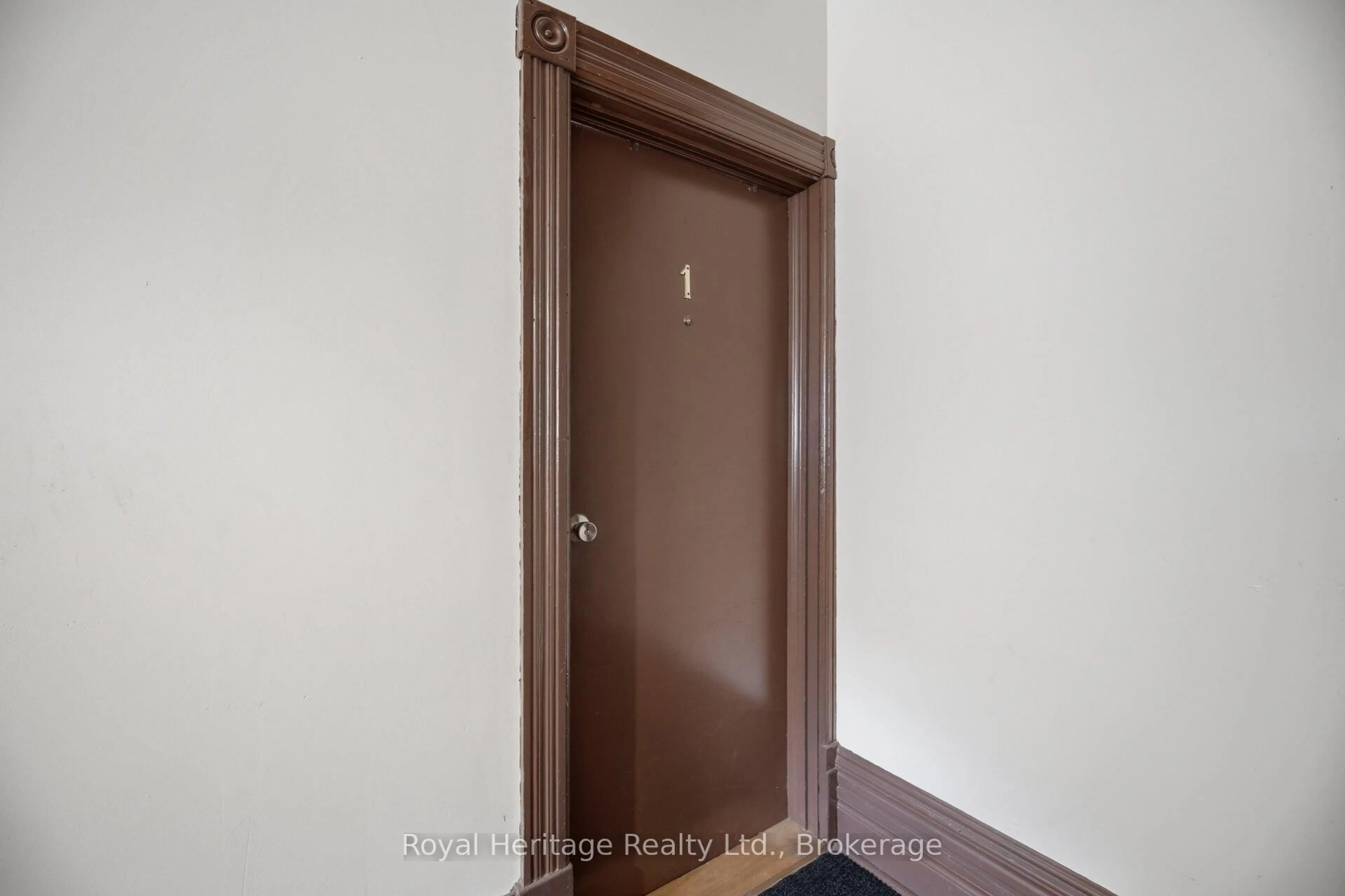 Indoor entryway for 117 Nelson St, Kingston Ontario K7L 3W9