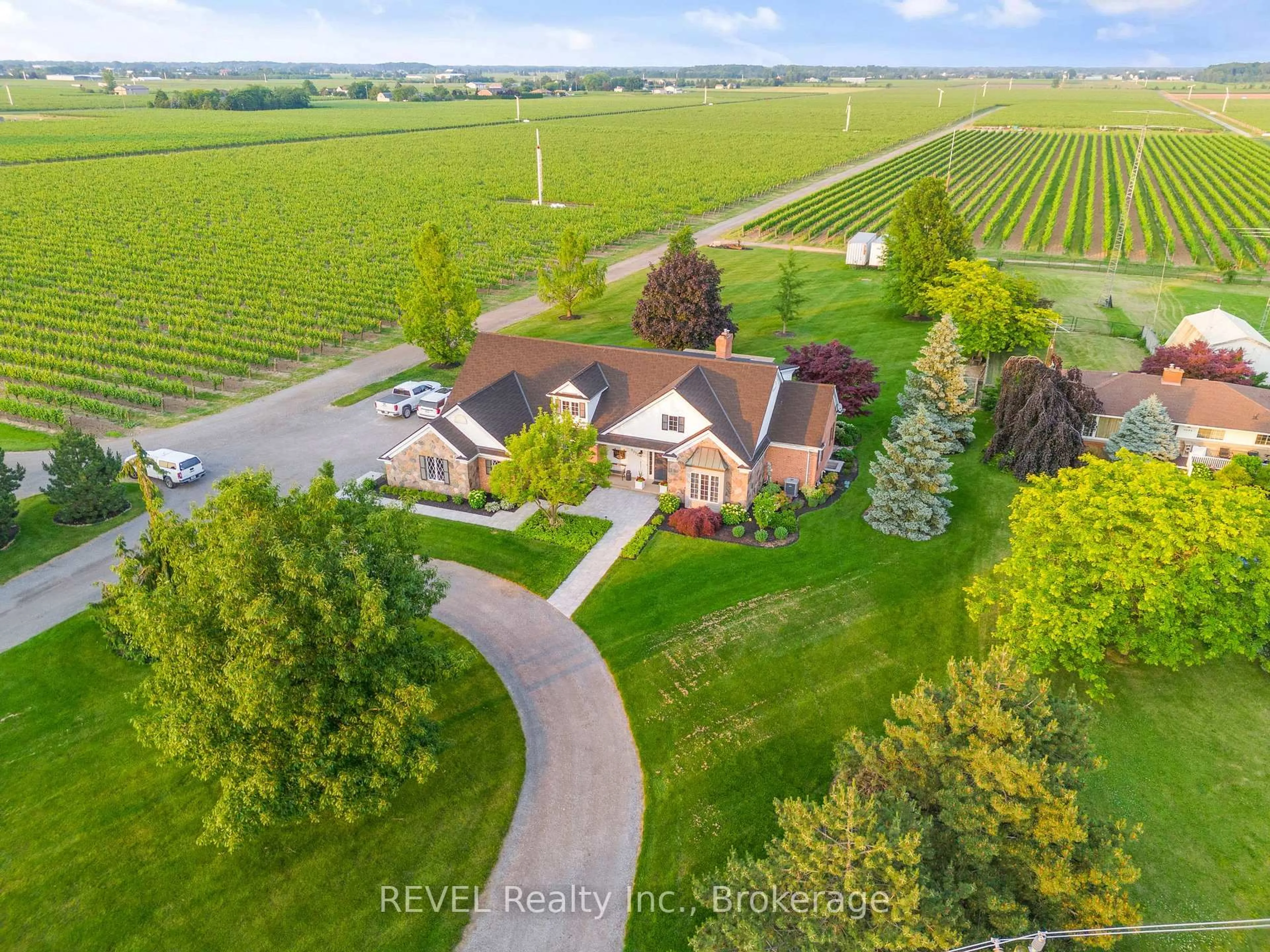 A pic from outside/outdoor area/front of a property/back of a property/a pic from drone, unknown for 1275 Four Mile Creek Rd, Niagara-on-the-Lake Ontario L0S 1J0
