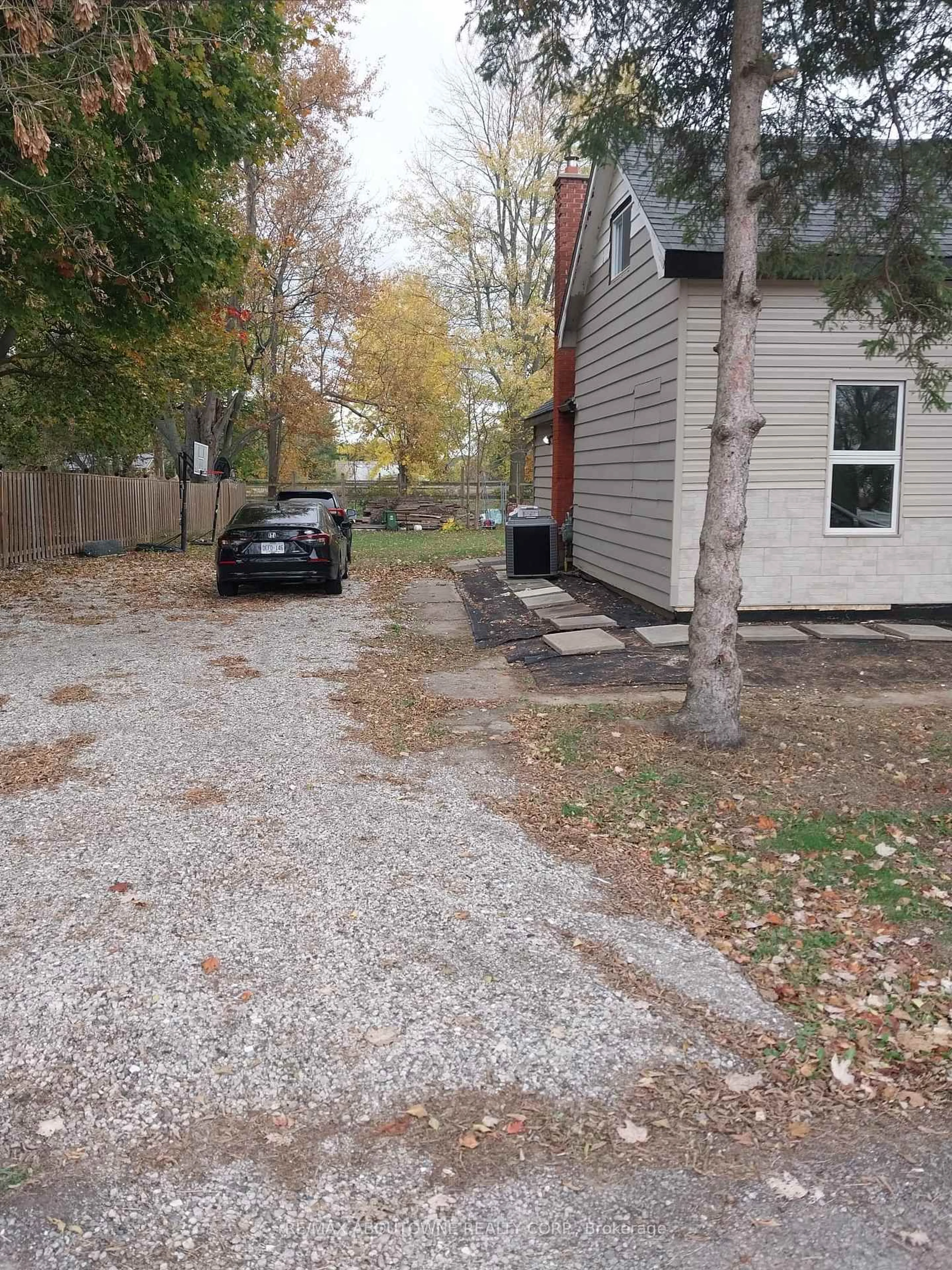 A pic from outside/outdoor area/front of a property/back of a property/a pic from drone, street for 1071 SOUTHCOTE Rd, Hamilton Ontario L9G 3L1