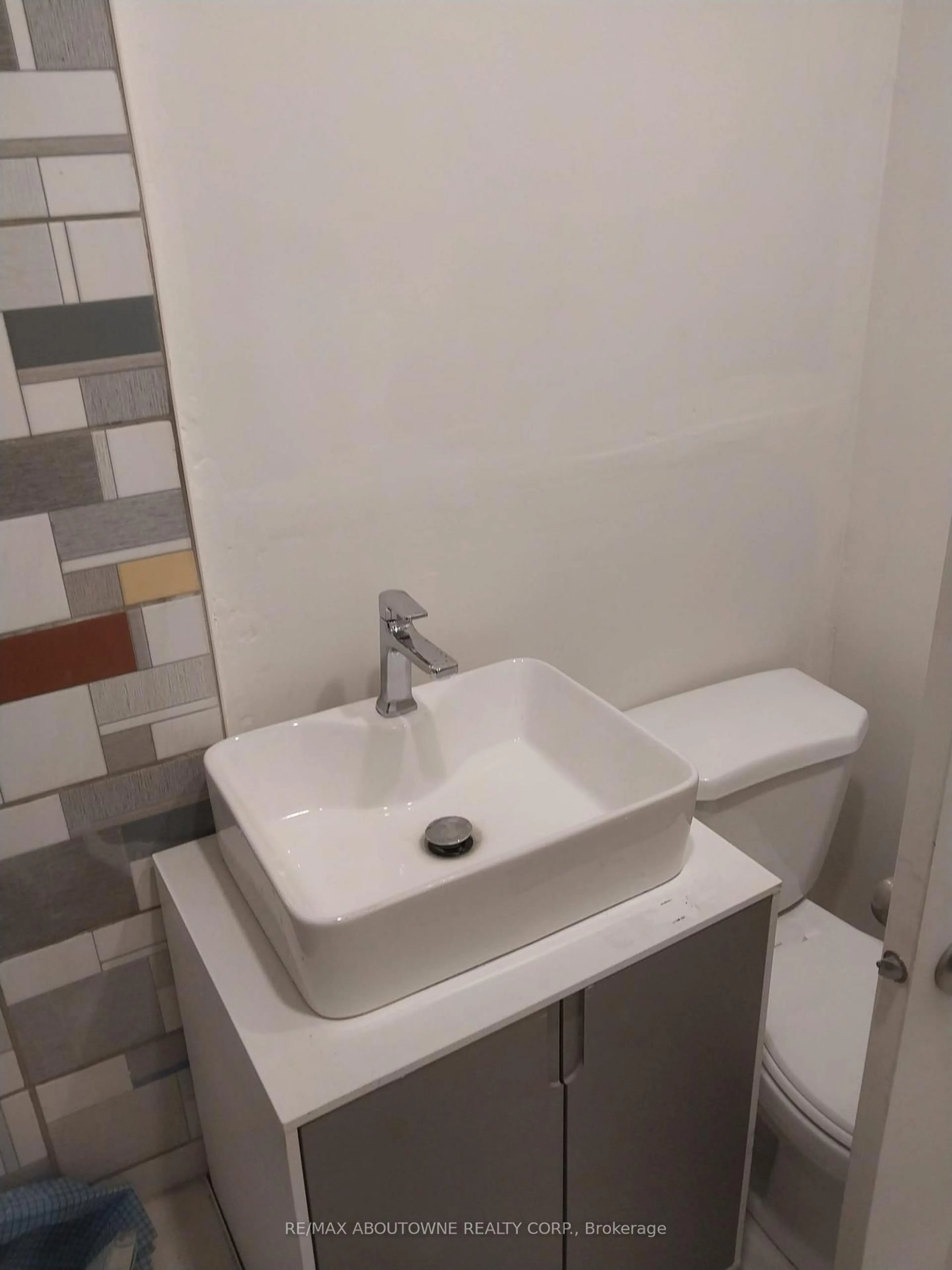 Standard bathroom, unknown for 1071 SOUTHCOTE Rd, Hamilton Ontario L9G 3L1