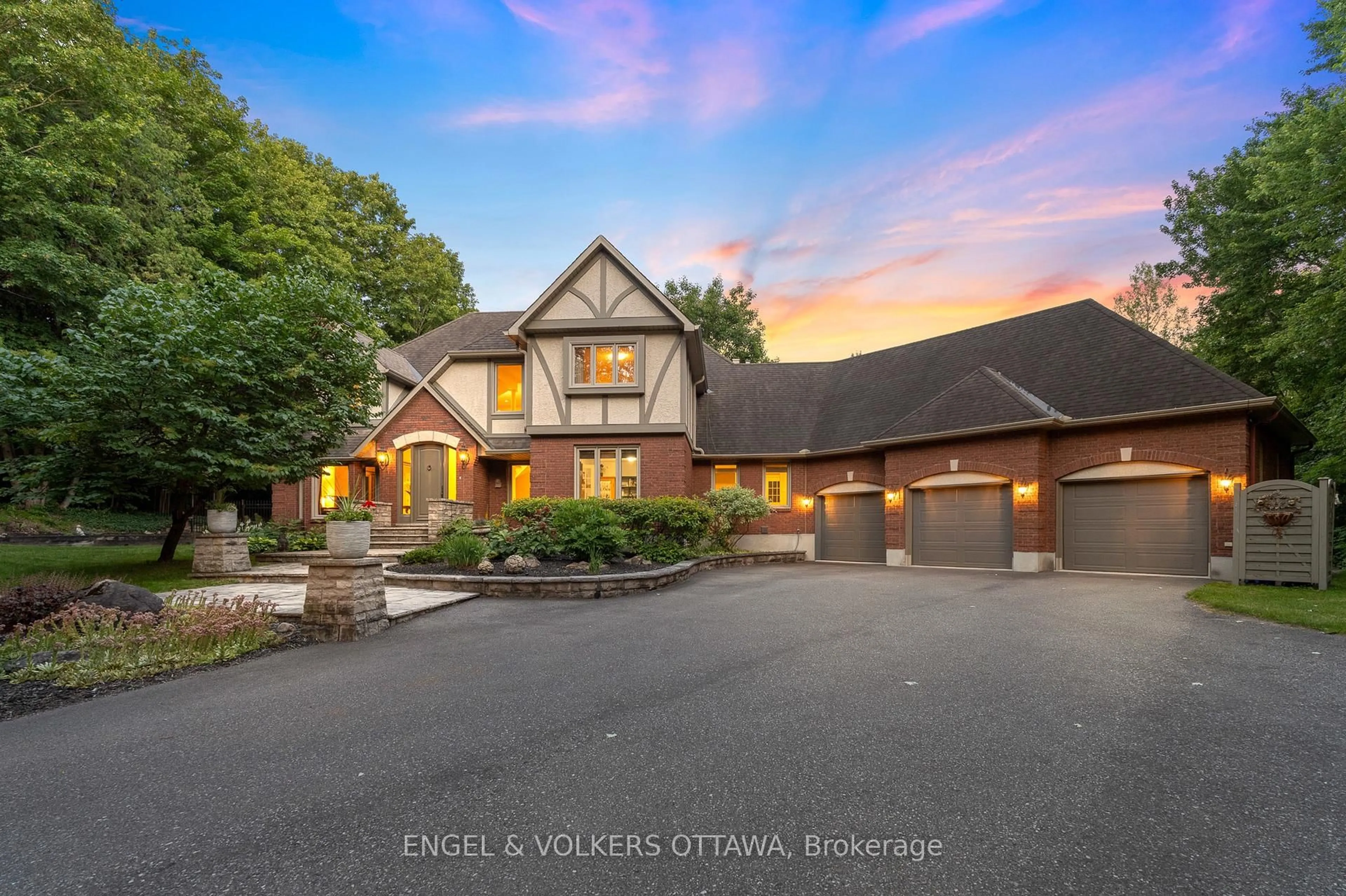 A pic from outside/outdoor area/front of a property/back of a property/a pic from drone, unknown for 5596 Scobie Cres, Ottawa Ontario K4M 1B7