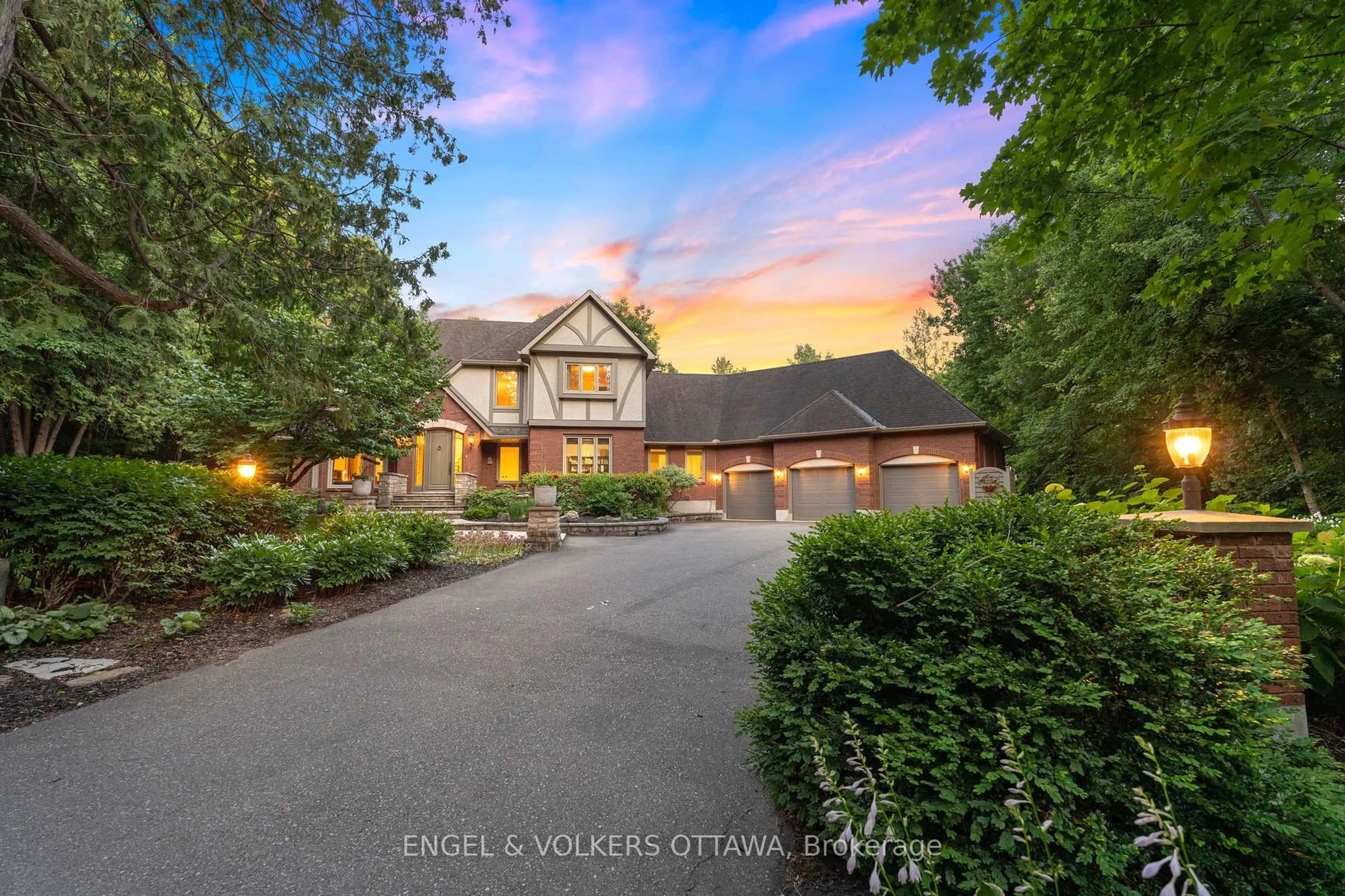 A pic from outside/outdoor area/front of a property/back of a property/a pic from drone, water/lake/river/ocean view for 5596 Scobie Cres, Ottawa Ontario K4M 1B7