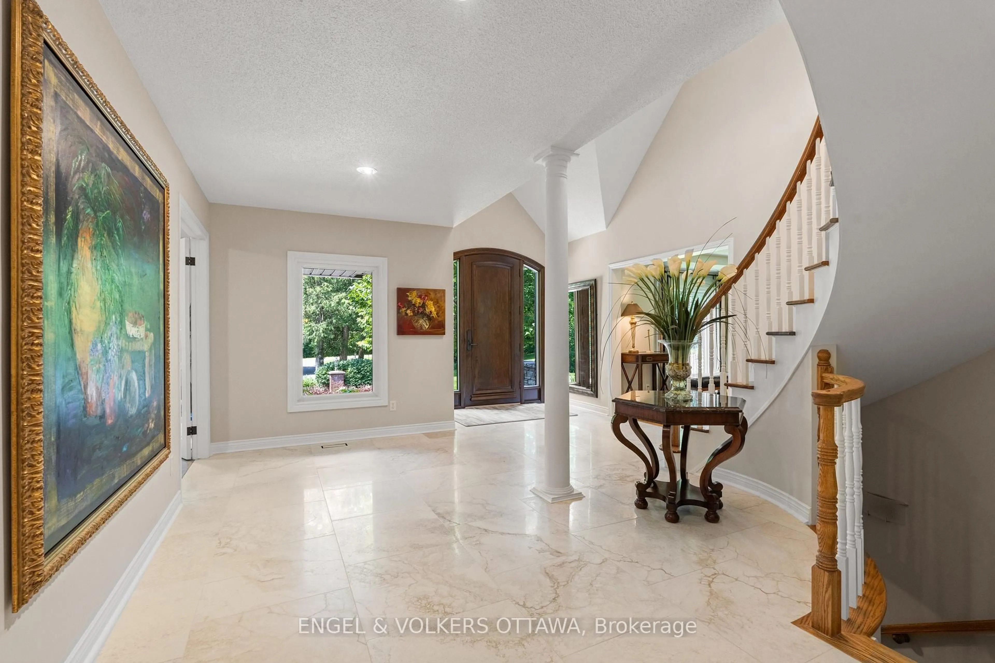 Indoor foyer for 5596 Scobie Cres, Ottawa Ontario K4M 1B7